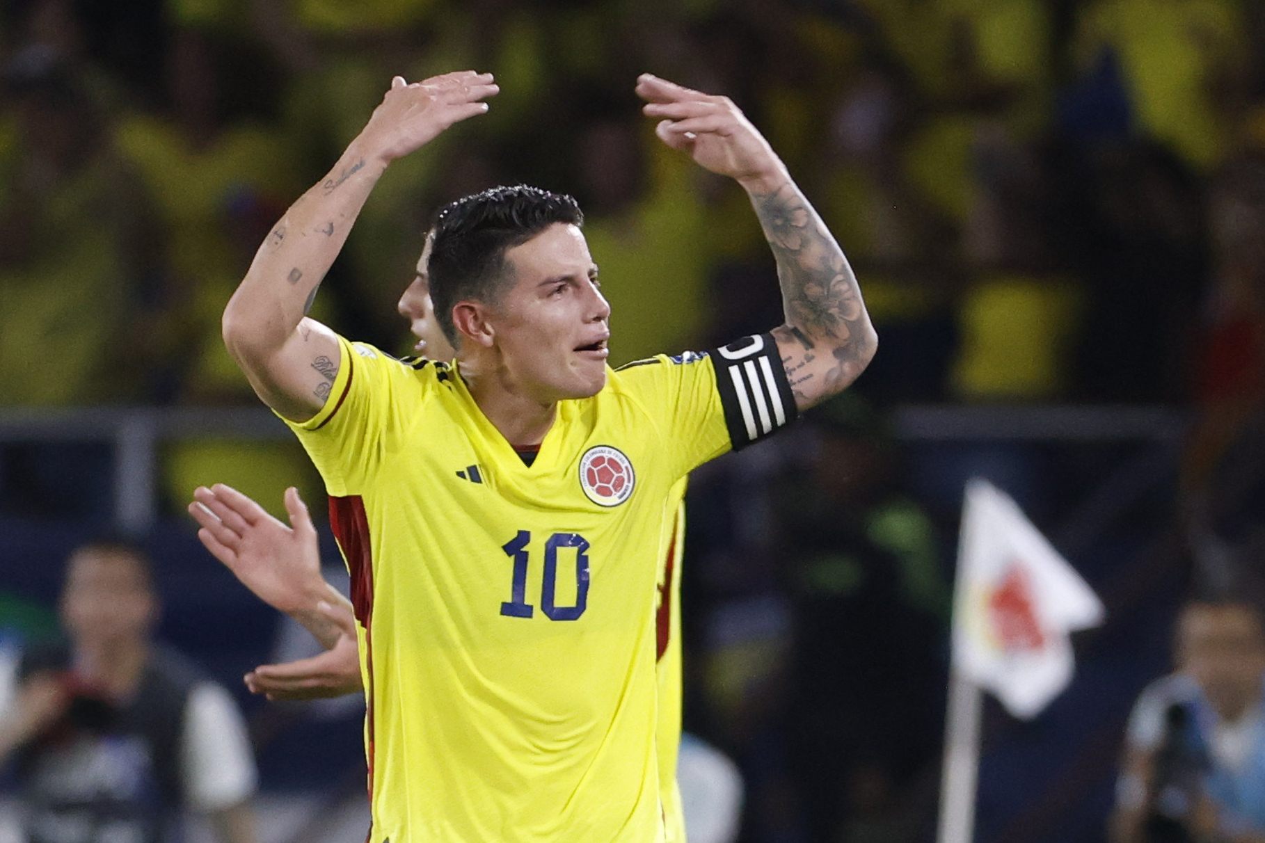 AMDEP3206. BARRANQUILLA (COLOMBIA), 16/11/2023.- James Rodríguez de Colombia celebra un gol de Luis Díaz hoy, en un partido de las Eliminatorias Sudamericanas para la Copa Mundial de Fútbol 2026 entre Colombia y Brasil en el estadio Metropolitano en Barranquilla (Colombia). EFE/ Mauricio Dueñas Castañeda