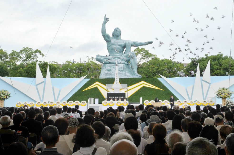 Palomas vuelan al lado del monumento durante una ceremonia para las víctimas de la bomba atómica en el parque conmemorativo de la paz en Nagasaki. /AFP