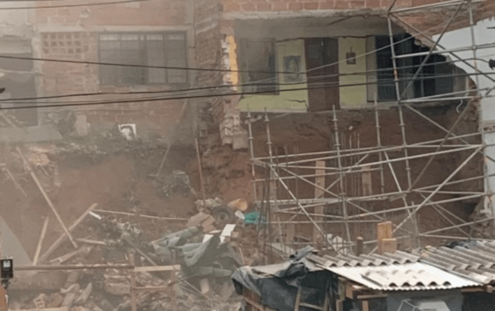 Dos casas derribadas después del colapso de una construcción en Envigado
