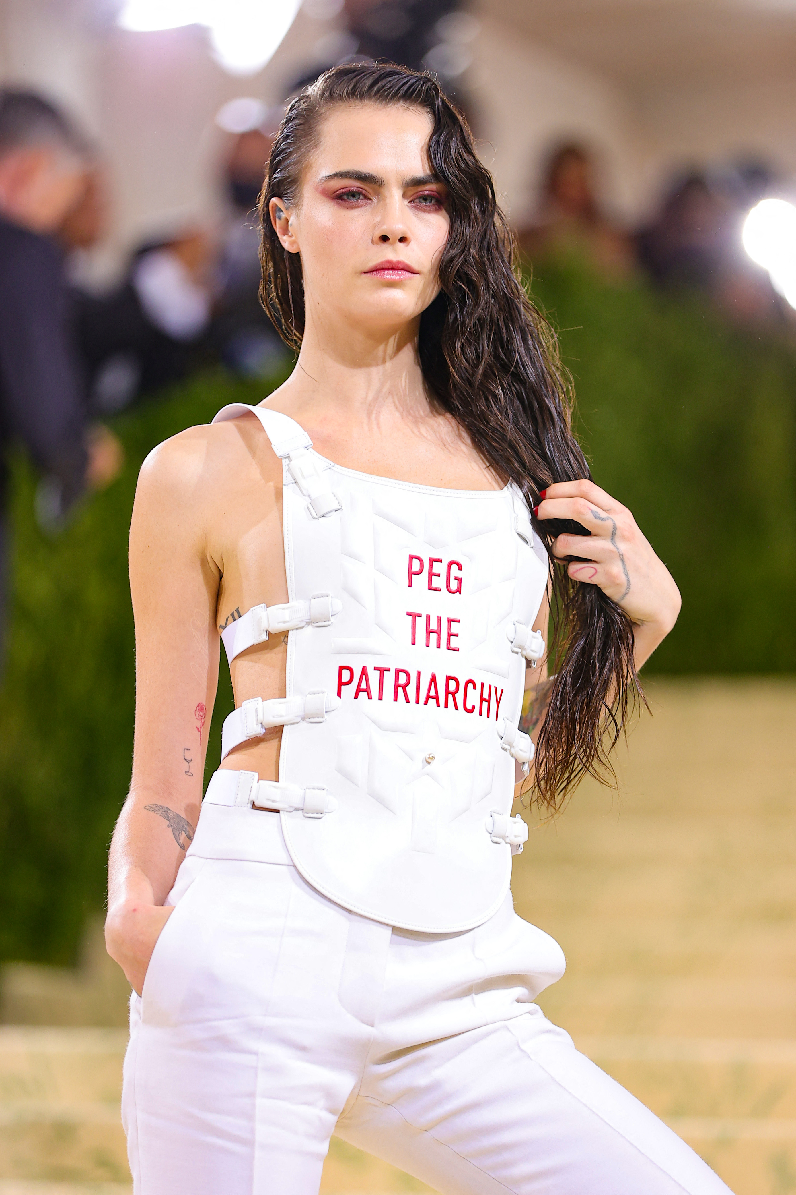 La modelo y actriz Cara Delevingne lució un conjunto blanco de Dior.