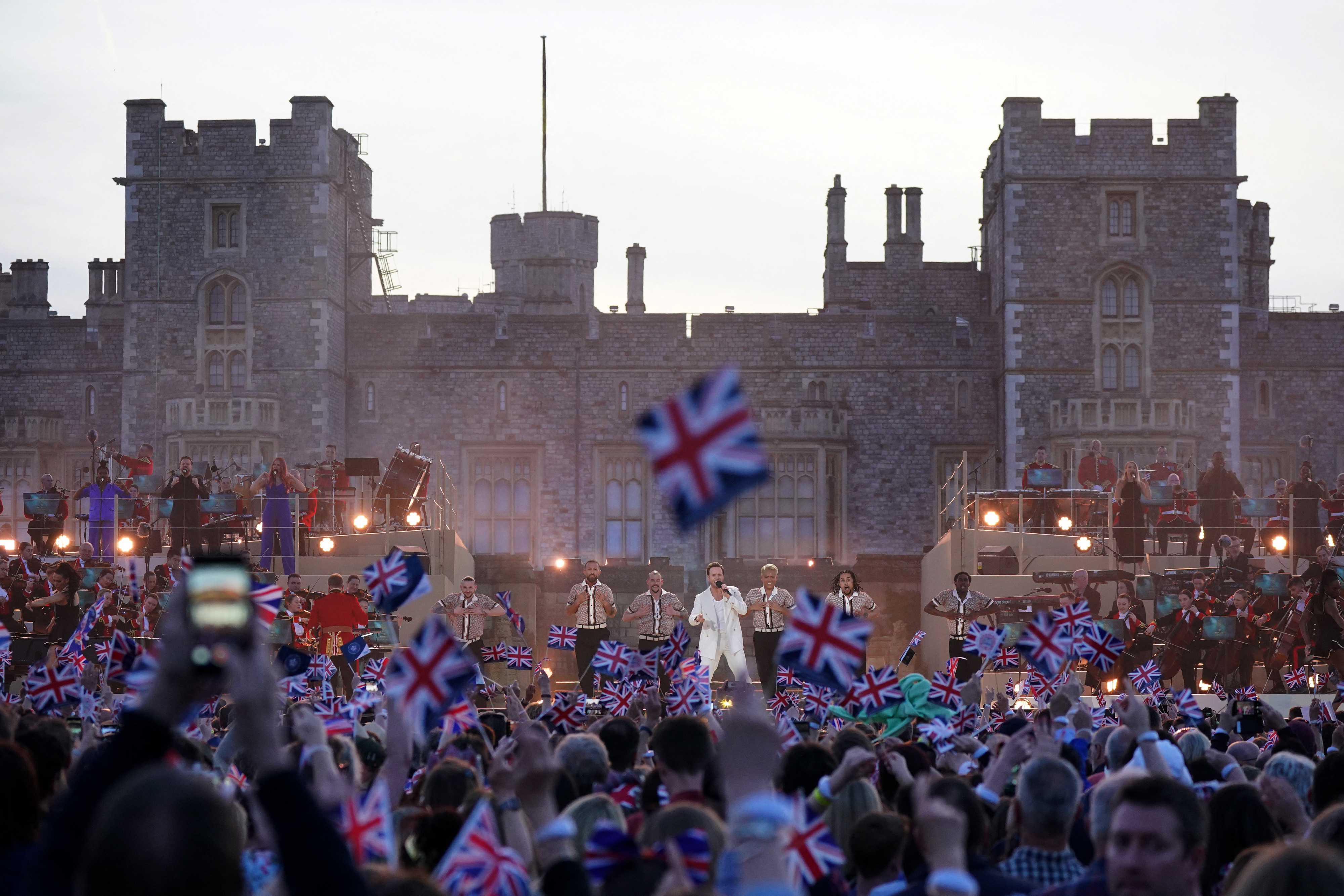 Los británicos celebran la coronación con fiestas vecinales y un gran concierto