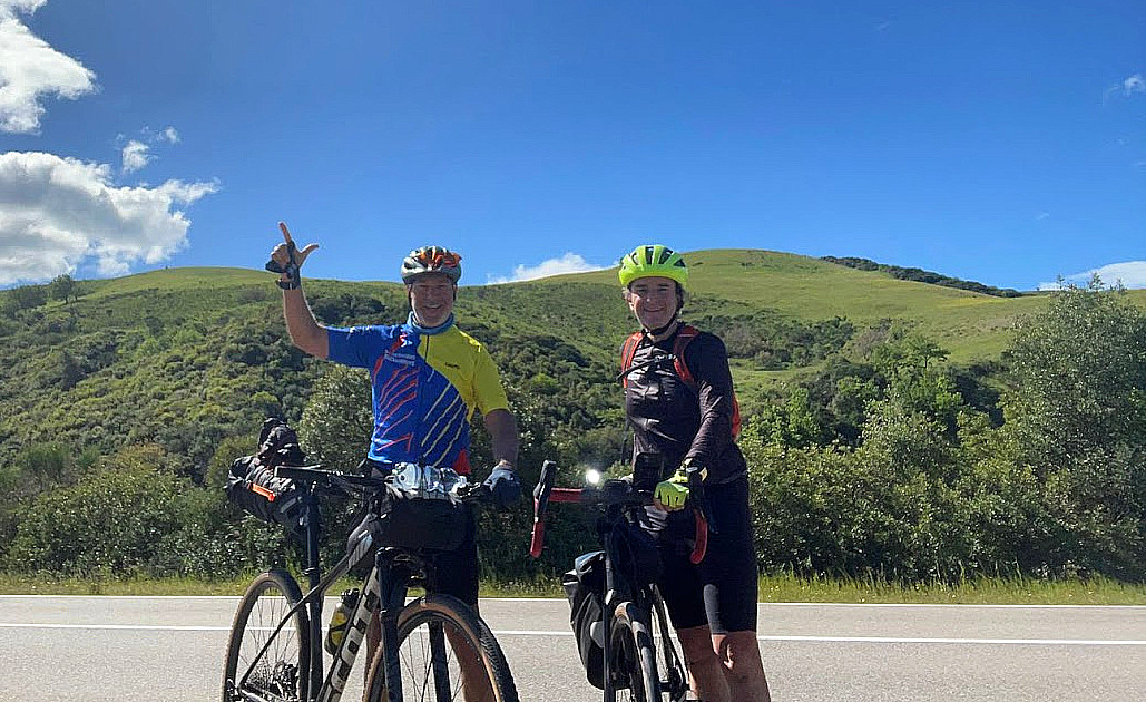Ya recorren carreteras italianas con hermosos paisajes en su ruta de Atenas a Ámsterdam en bicicleta los dos sesentones pensionados colombianos.