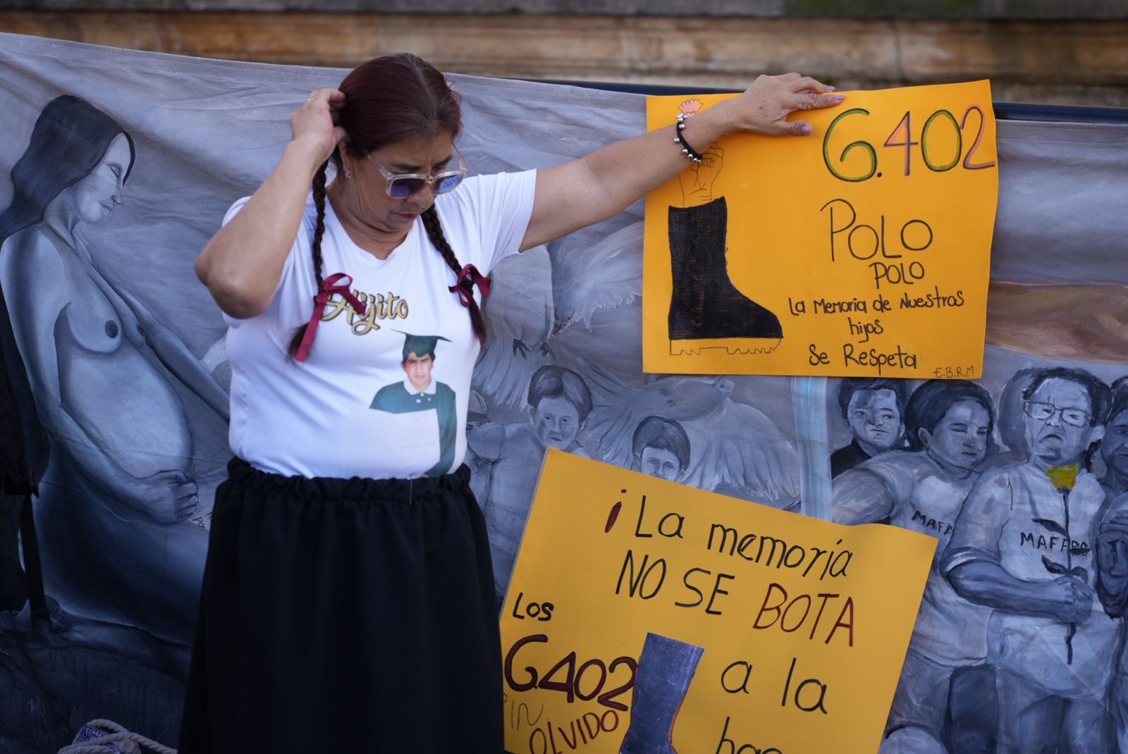 Madres de Falsos Positivos hacen acto simbólico con botas en la Plaza de Bolívar
