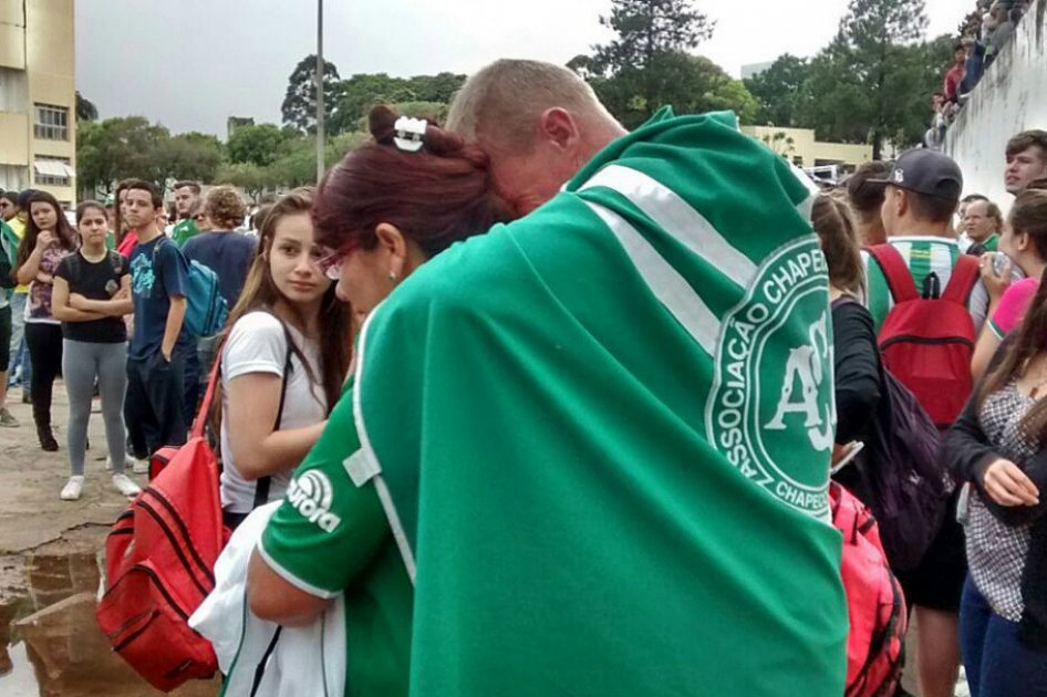 Aficcionados del equipo Chapecoense, frente a la sede del club, este martes, 29 de noviembre de 2016, en la ciudad de Chapecó al sur de Brasil tras conocerse el accidente del avión en el que viajaba el equipo. / EFE