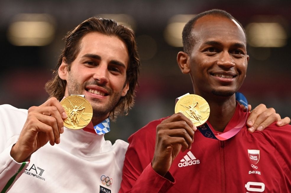 El italiano Gianmarco Tamberi y el catarí Mutaz Essa Barshim protagonizaron una de las imágenes más bellas de las justas, después de que ambos deportistas decidieron compartir el campeonato olímpico en el salto alto. En su abrazo y gesto, los dos deportistas reflejaron de la forma más pura el espíritu olímpico de hermandad, solidaridad, paz y unión.