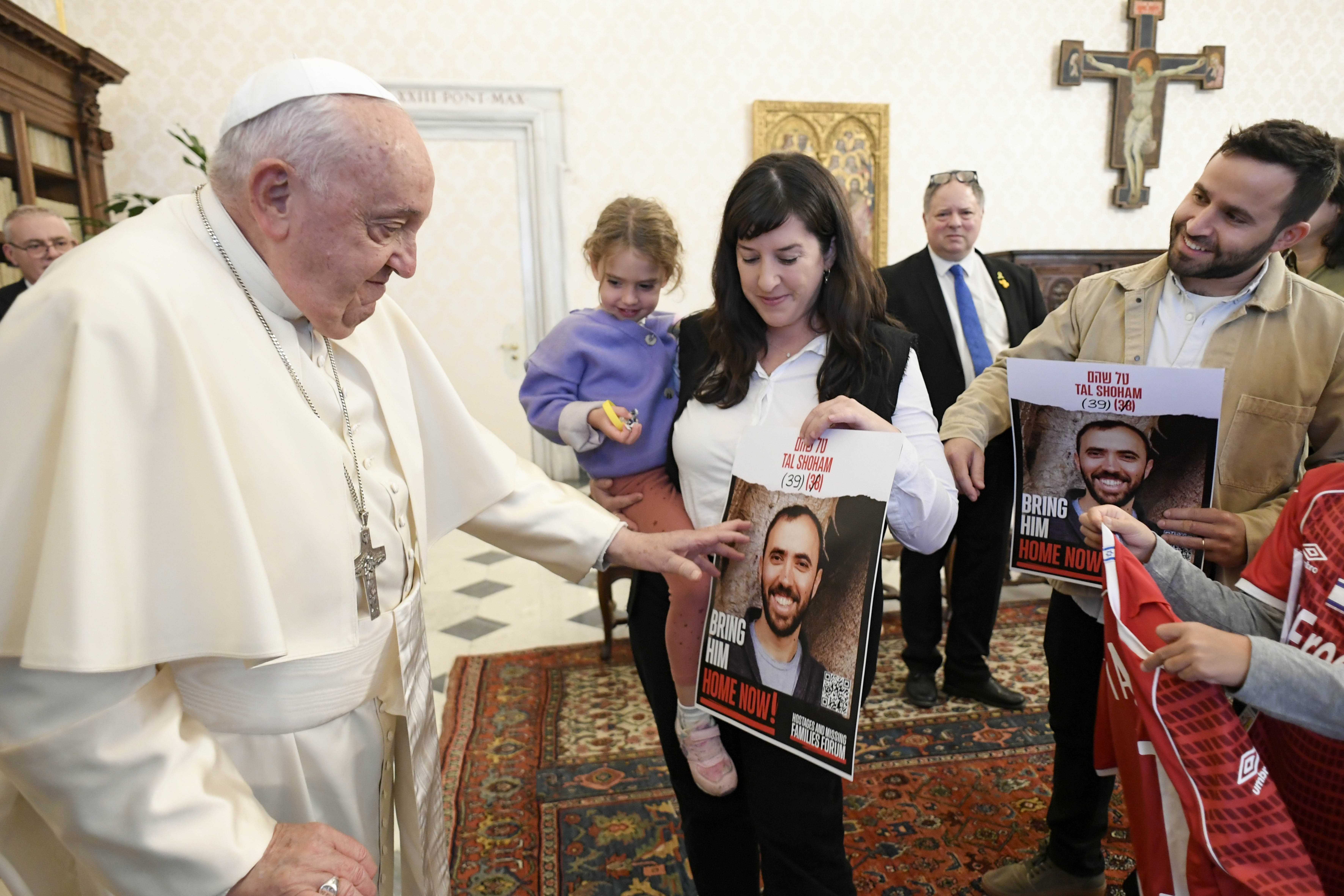 El papa Francisco se reunió con 16 exrehenes israelíes que estuvieron en Gaza