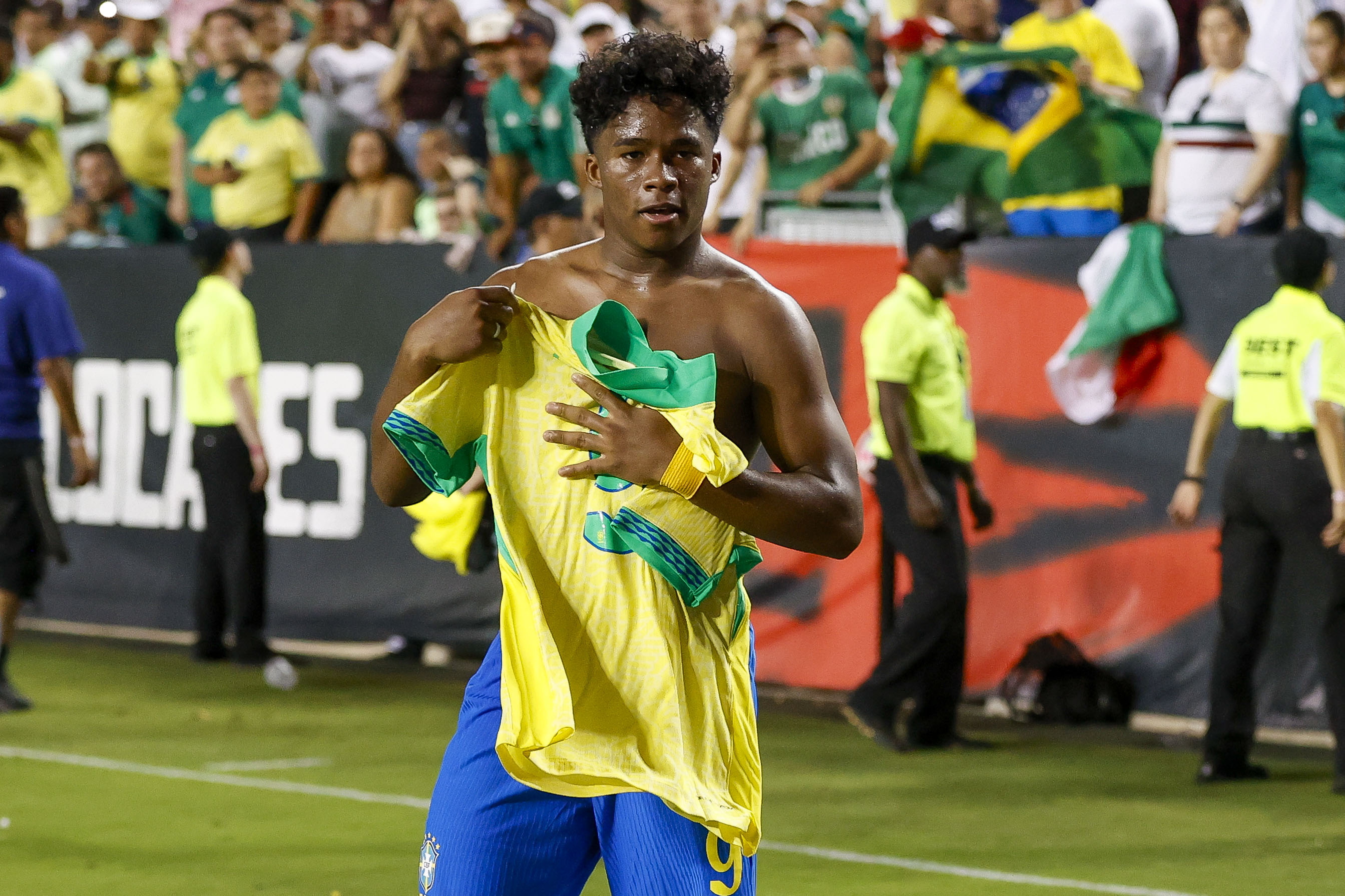 College Station (United States), 09/06/2024.- Brazil forward Endrick Sousa holds up his jersey after scoring a goal against Mexico during the second half of an international friendly soccer match between Mexico and Brazil, in College Station, Texas, USA, 08 June 2024. (Futbol, Amistoso, Brasil) EFE/EPA/ADAM DAVIS