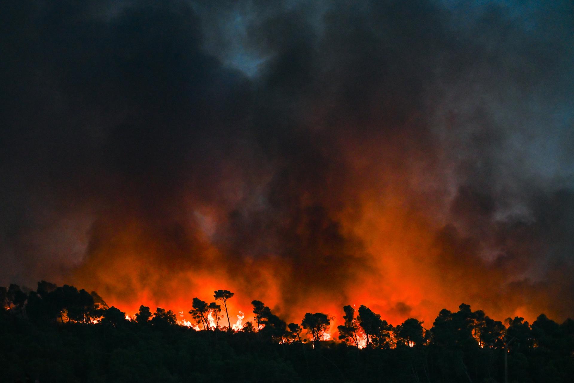 Saint-Laurent-de-la-Cabrerisse (France), 06/08/2025.- Flames engulf a forested area during a wildfire in Saint-Laurent-de-la-Cabrerisse, Aude department, France, 06 August 2025. Some 16,000 hectares have been burned so far and at least one person died in the wildfire in southern France. (incendio forestal, Francia) EFE/EPA/PHILIPPE MAGONI
