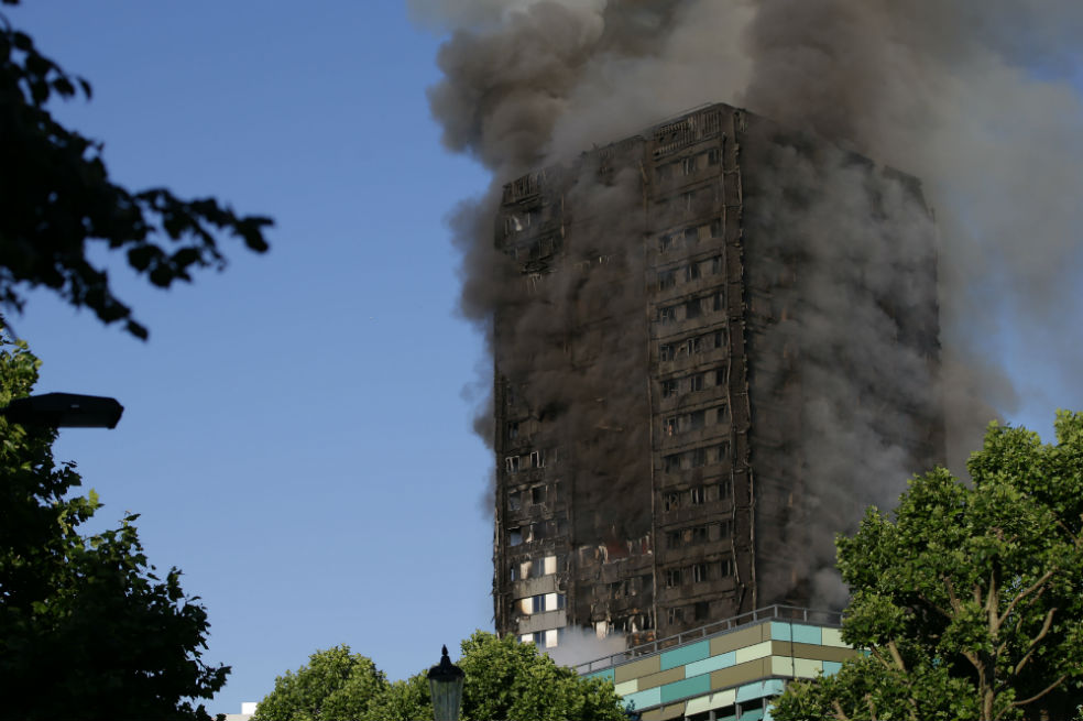 Balance definitivo de incendio de viviendas sociales en Londres fue de 70 muertos