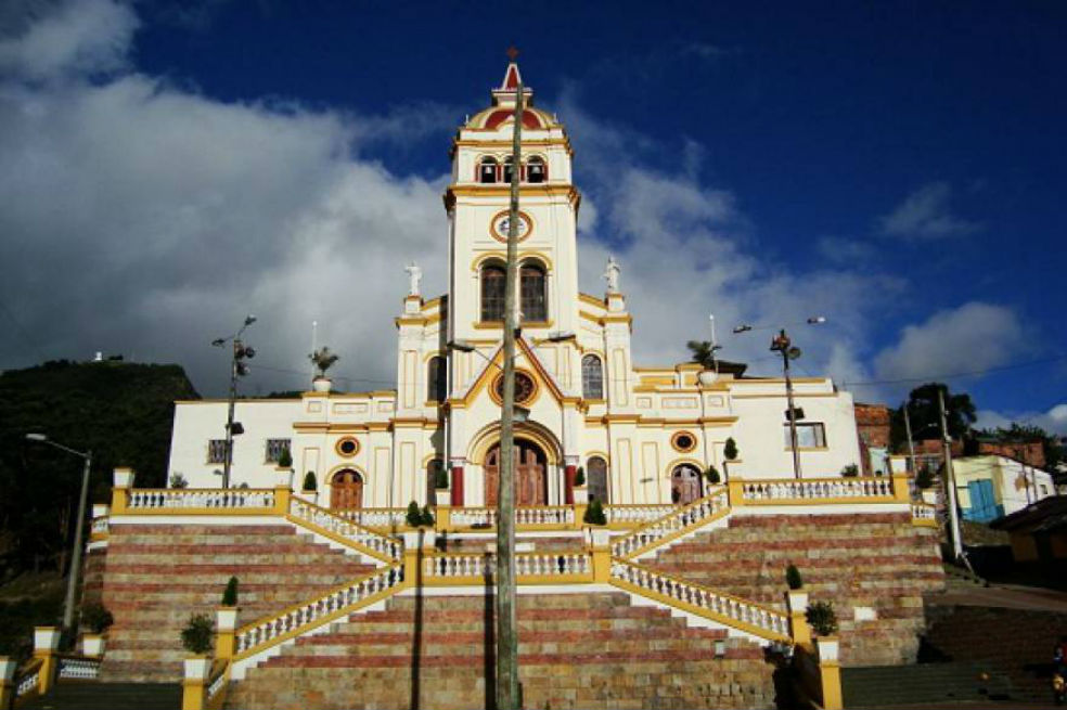 Por fuertes vientos cruz de iglesia en Bogotá estuvo a punto de caerse