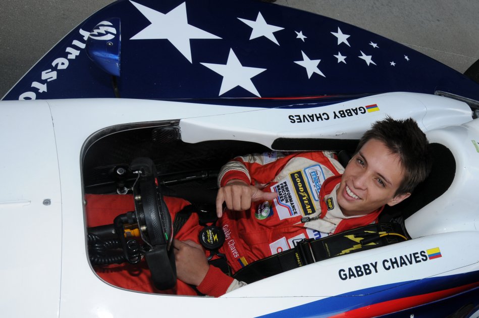 El piloto colombiano Gabriel Cháves, triunfa en el automovilismo mundial.