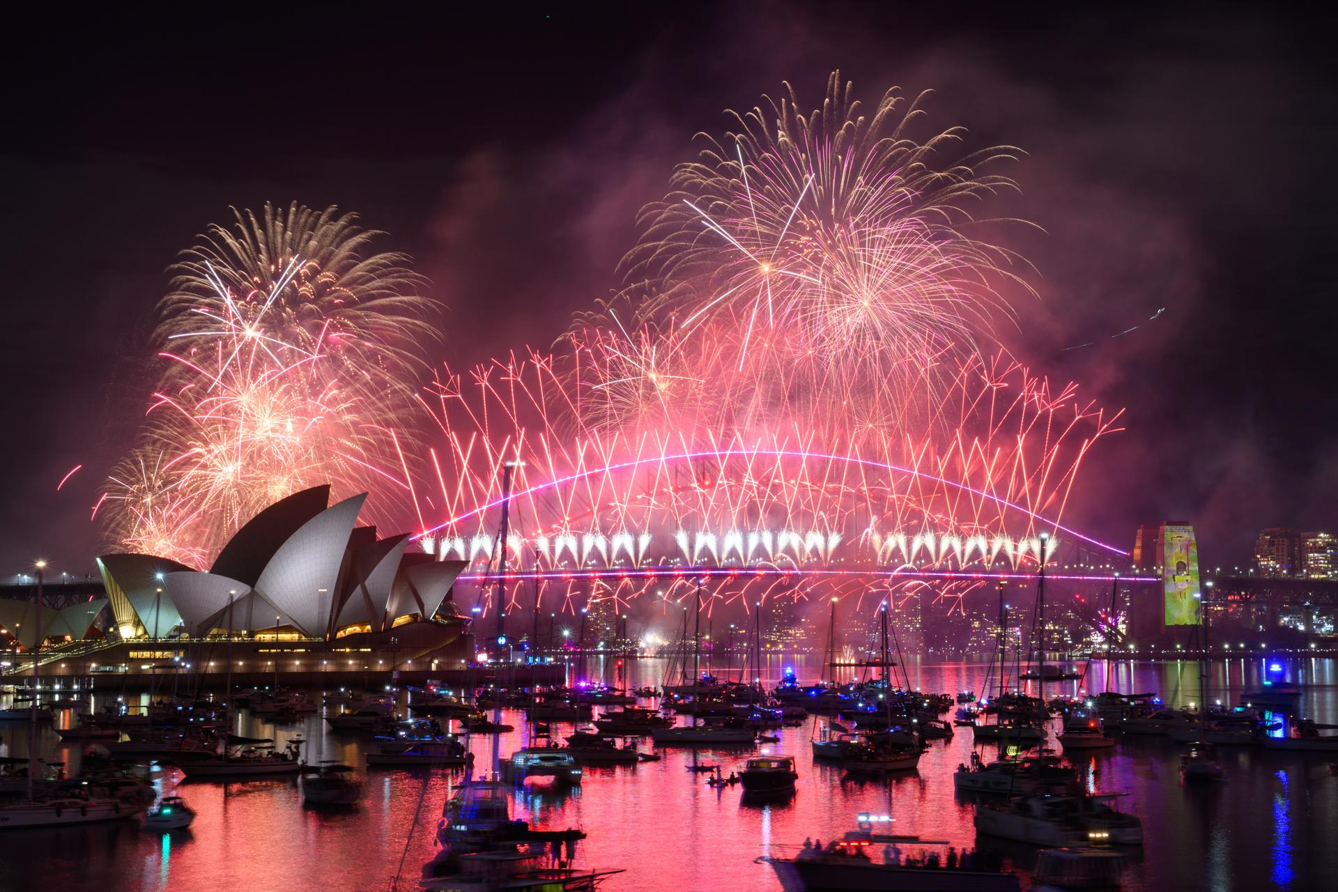 Sydney (Australia), 31/12/2025.- Fireworks are seen over Sydney Harbour during the New Year's Eve midnight display, at Mrs Macquaries Point in Sydney, 01 January 2026. EFE/EPA/DAN HIMBRECHTS NO ARCHIVING AUSTRALIA AND NEW ZEALAND OUT
