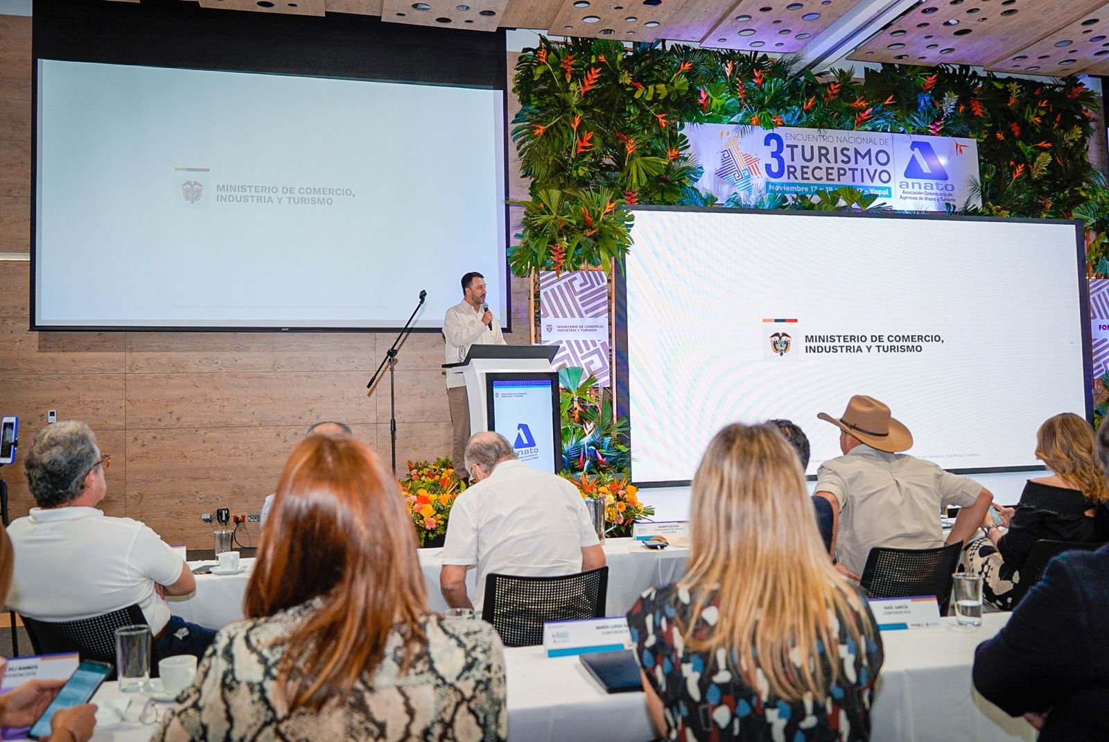 Arturo Bravo, viceministro de Turismo, presentó “La política del turismo en el gobierno de la gente”, donde mostró el buen momento por el que pasa el sector en Colombia y compartió puntos clave del Plan Sectorial de Turismo, un plan que impulsará la economía sostenible y que ayudará a cerrar las brechas sociales y a promover una cultura de paz.