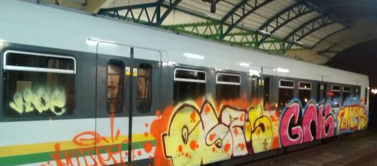 Pintan con graffitis un vagón del Metro de Medellín