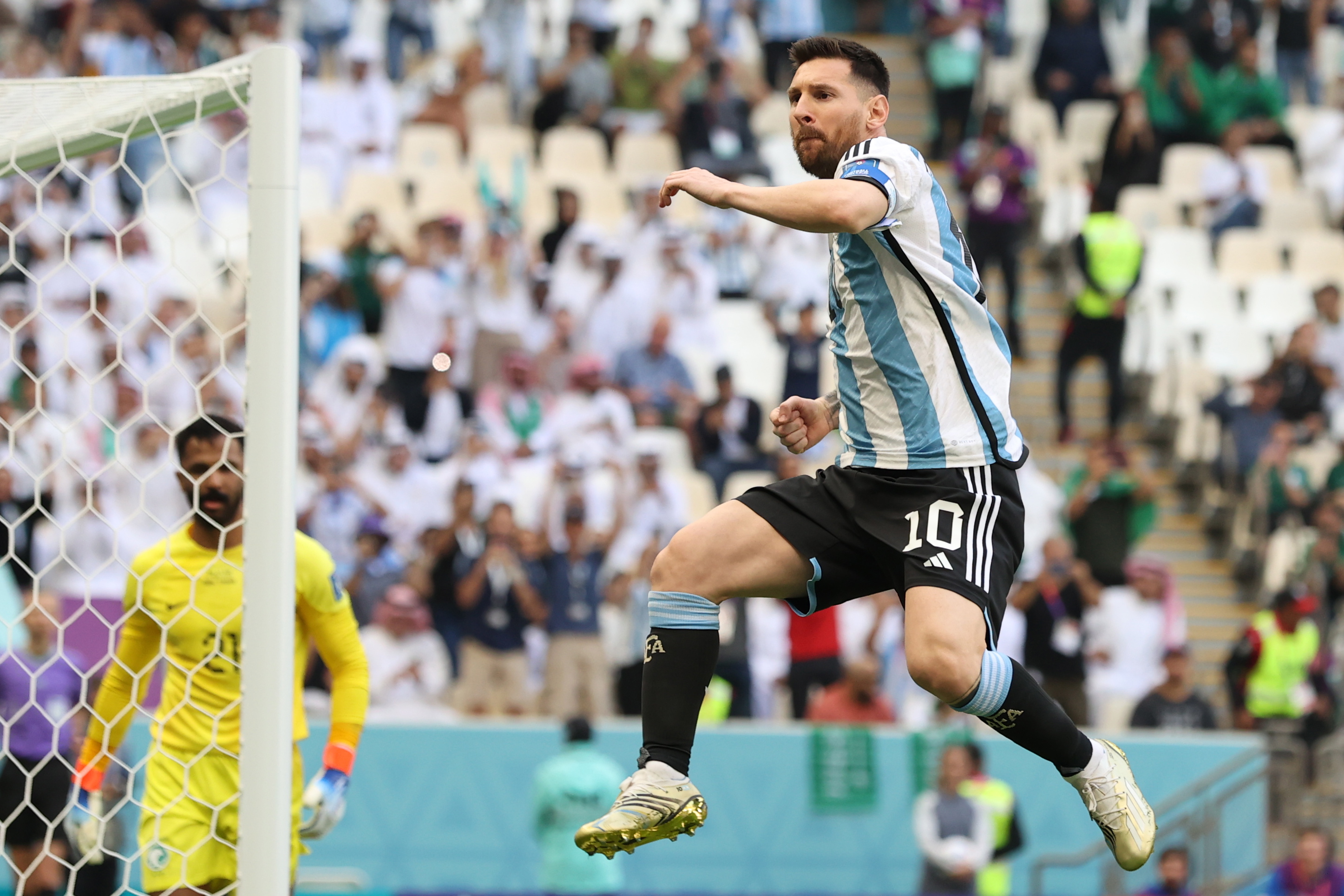 Lusail (Qatar), 22/11/2022.- Lionel Messi of Argentina celebrates after scoring the 1-0 penalty goal in the FIFA World Cup 2022 group C soccer match between Argentina and Saudi Arabia at Lusail Stadium in Lusail, Qatar, 22 November 2022. (Mundial de Fútbol, Arabia Saudita, Estados Unidos, Catar) EFE/EPA/Mohamed Messara