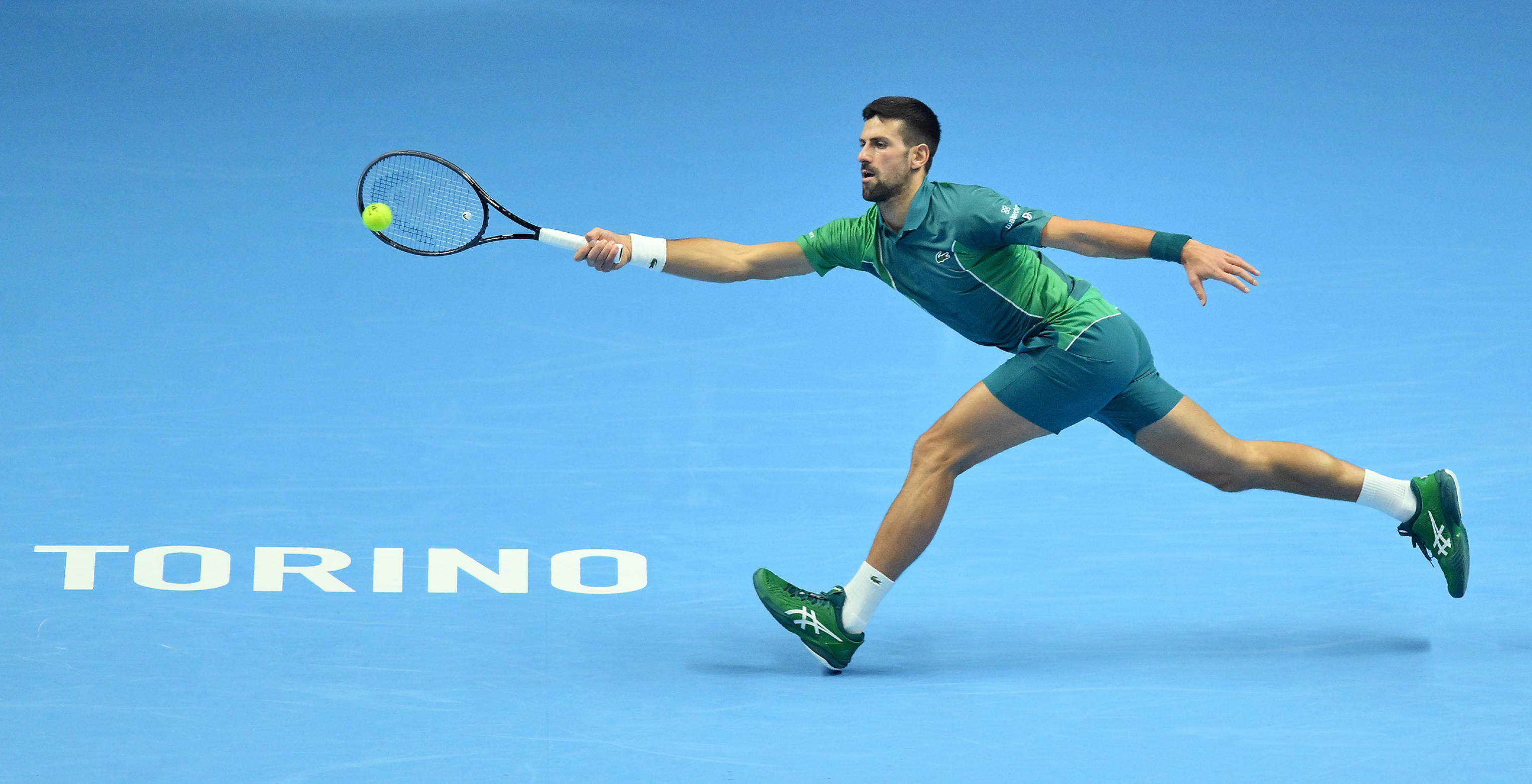 Turin (Italy), 18/11/2023.- Novak Djokovic of Serbia in action during his singles semi-finals match against Carlos Alcaraz of Spain at the Nitto ATP Finals tennis tournament in Turin, Italy, 18 November 2023. (Tenis, Italia, España) EFE/EPA/Alessandro Di Marco