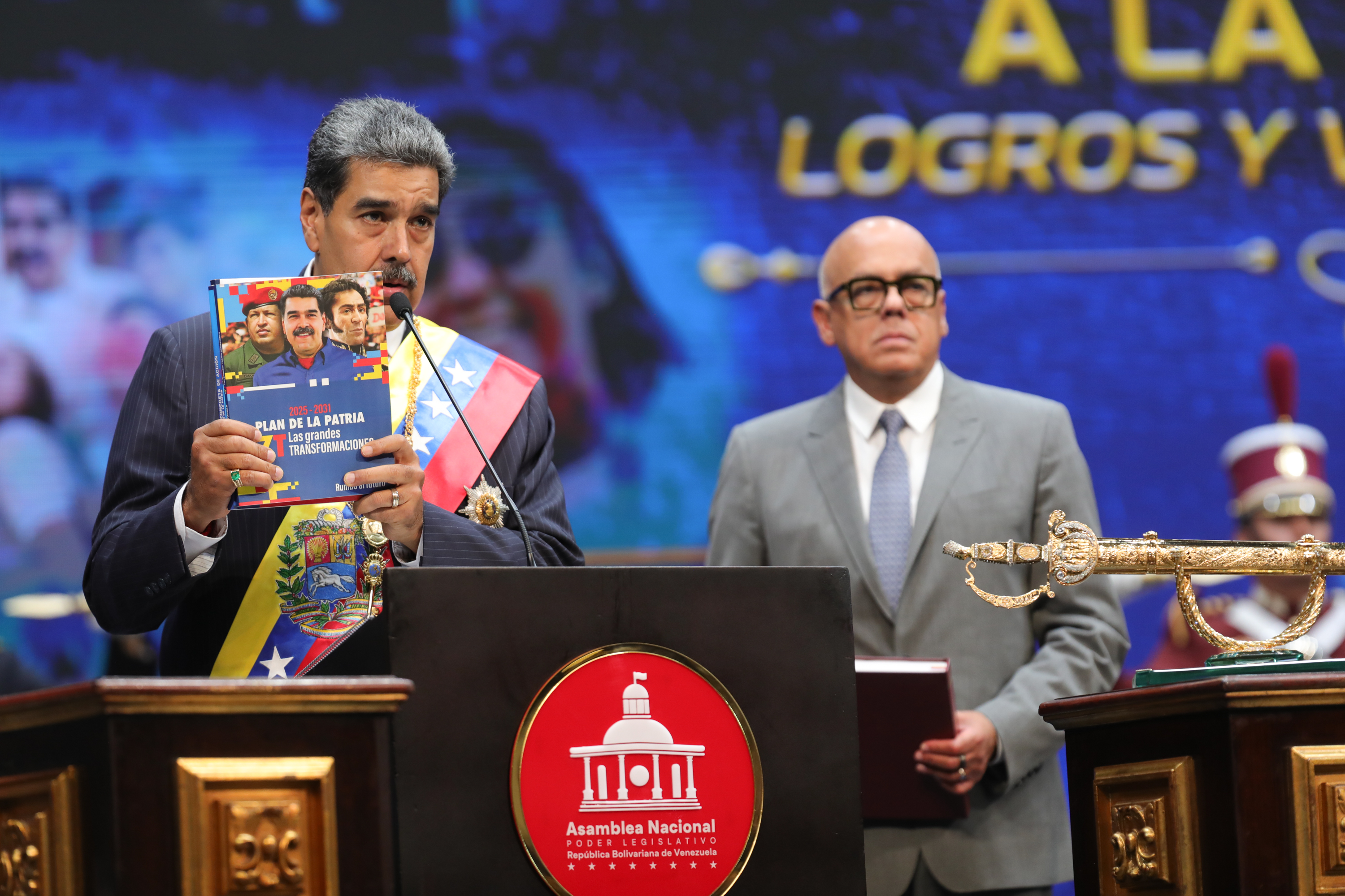 “Aceitar los fusiles” ante “amenazas” de Uribe y Duque: Maduro en su mensaje anual