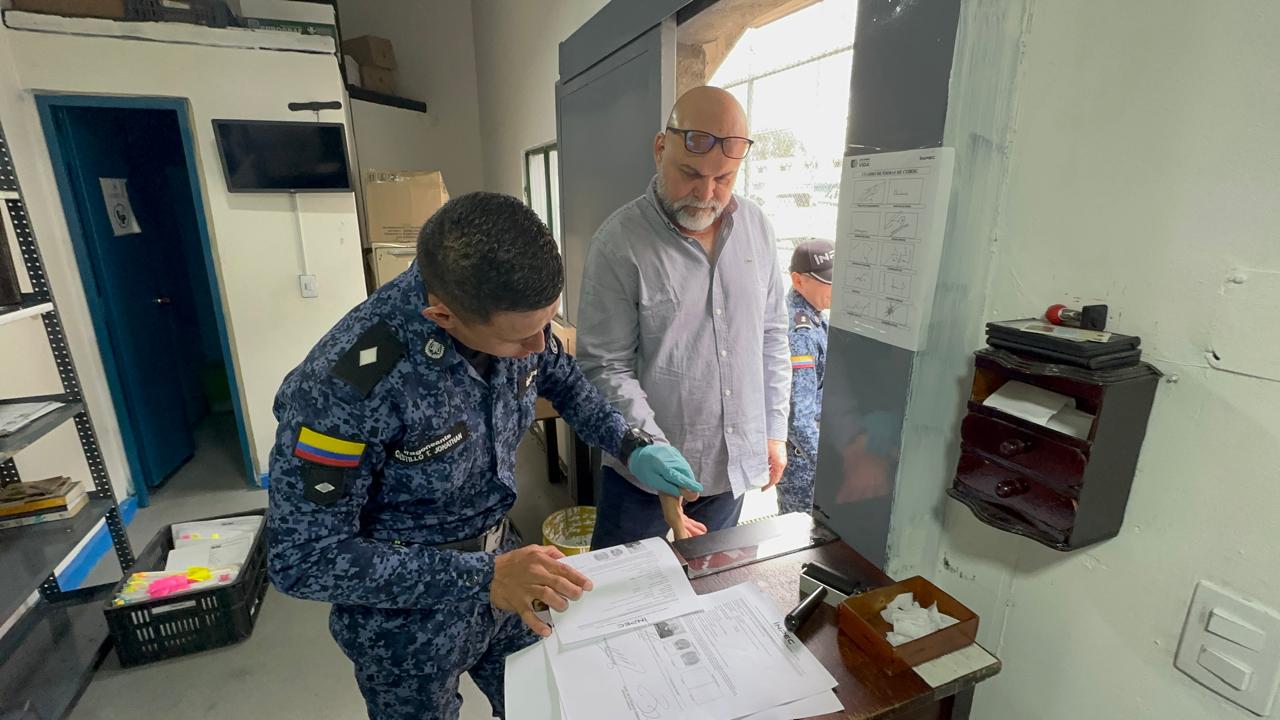 Salvatore Mancuso firmando su salida de la cárcel La Picota y regresando a la libertad después de década y media viviendo como un recluso.