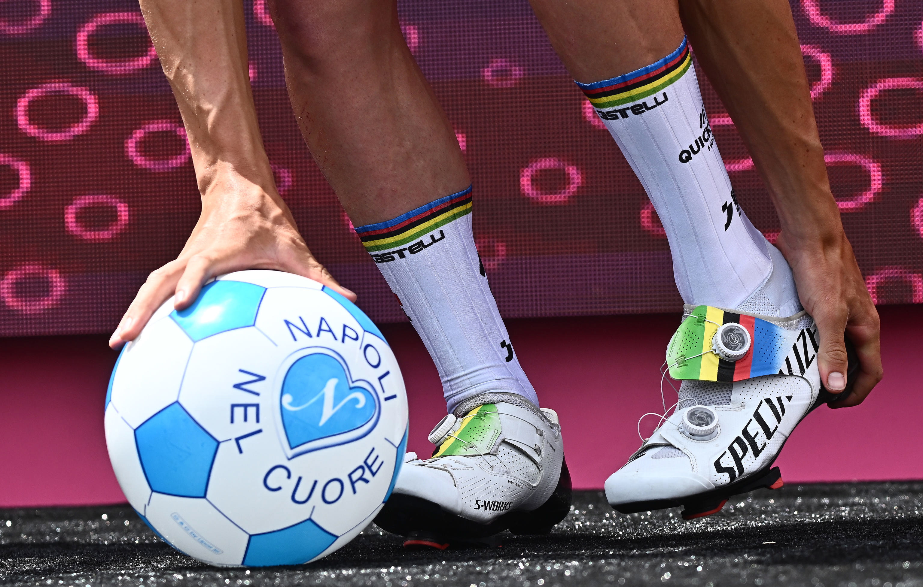 Naples (Italy), 11/05/2023.- Belgian rider Remco Evenepoel of team Soudal Quick-Step takes off his shoes during the signing in ahead of the sixth stage of the 2023 Giro d'Italia cycling race, over 162km around Naples, Italy, 11 May 2023. (Ciclismo, Italia, Nápoles) EFE/EPA/LUCA ZENNARO