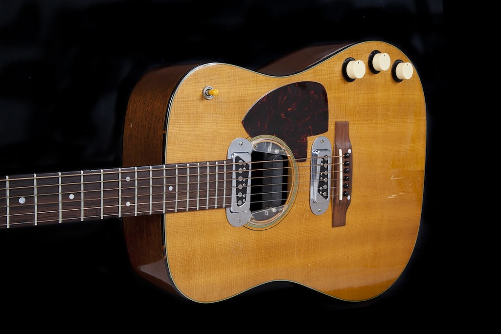 El lote a subasta de la guitarra de Cobain también incluye la funda original del instrumento, que el músico decoró con una pegatina del disco "Feel the Darkness" (1990) de la banda Poison Idea.AFP