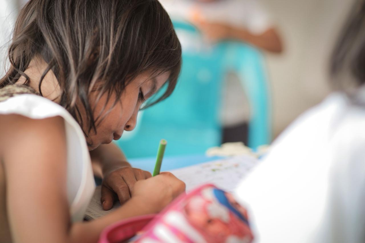 Niñas y niños de las comunidades arhuacas hacen parte del circuito de cuidado que funciona en la nueva casa comunitaria del resguardo de Jimaín.