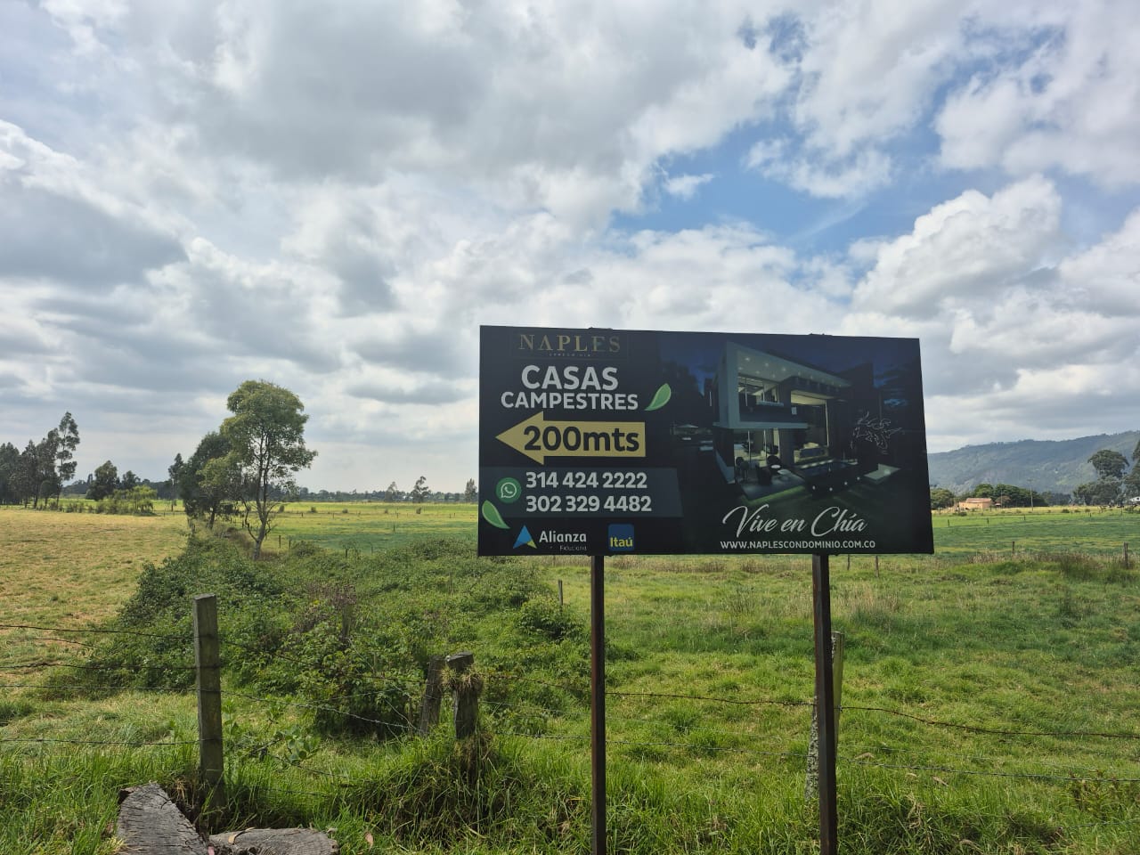 Aviso publicitario en las inmediaciones del condominio./ David Escobar Moreno.