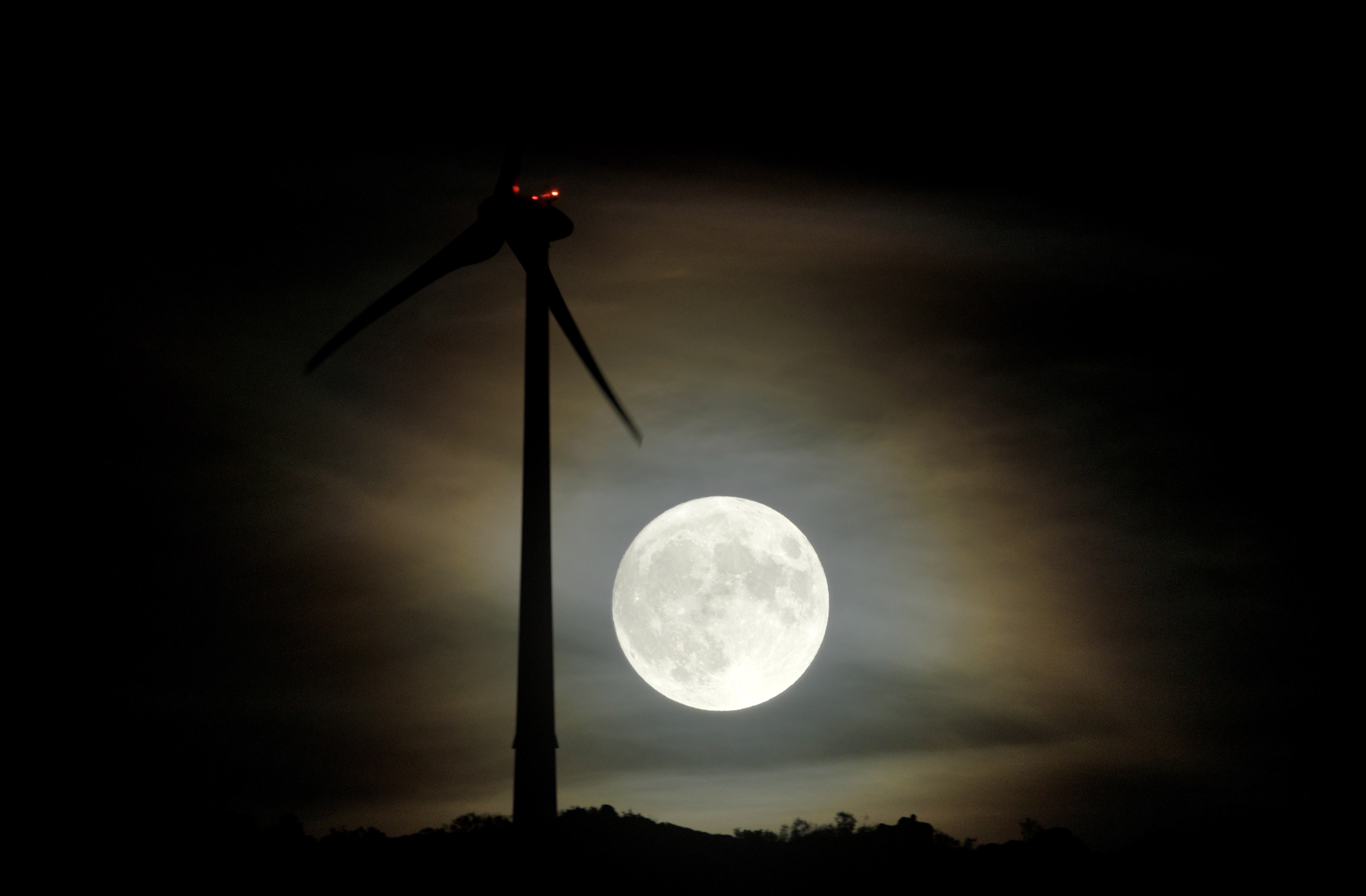 Vila Pouca De Aguiar (Portugal), 30/08/2023.- A Super Moon rises at Vila Pouca de Aguiar, north of Portugal, 30 August 2023. EFE/EPA/PEDRO SARMENTO COSTA