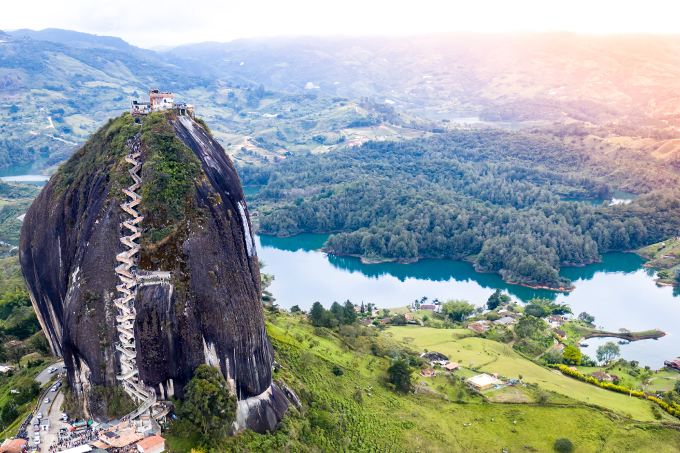 Piedra del Peñol.Getty Images.El proceso de selección fue adelantado por una empresa cazatalentos, bajo el liderazgo del Consejo Directivo de la entidad, el cual cuenta con representación del sector público y privado. Entre los aspectos valorados para la selección de su hoja de vida, se resaltan su enfoque hacia el fortalecimiento de productos turísticos de alto valor (Naturaleza, Cultural, MICE y de Salud y Bienestar); el impulso dado a más de 600 proyectos de promoción, competitividad e infraestructura, con la inversión de cerca de 500 millones de dólares durante su ejercicio en el Viceministerio, y la recuperación histórica de las cifras del turismo en Colombia.