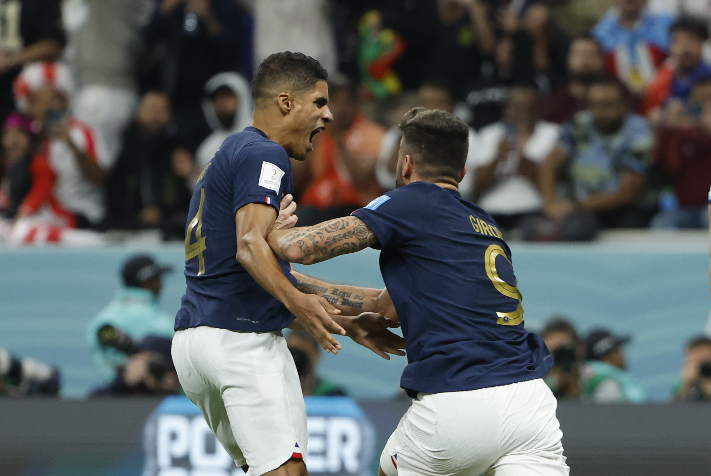 GR6132. JOR (CATAR), 10/12/2022.- Olivier Giroud (d) y Raphael Varane de Francia celebran un gol hoy, en un partido de los cuartos de final del Mundial de Fútbol Qatar 2022 entre Inglaterra y Francia  en el estadio Al Bait en Jor (Catar). EFE/ Juanjo Martín