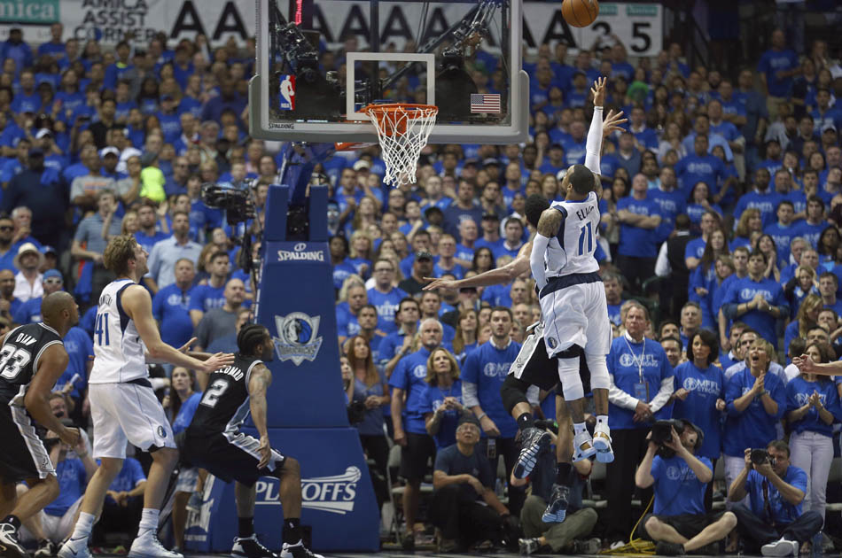 Los Mavericks ganan y toman ventaja en la serie contra los Spurs