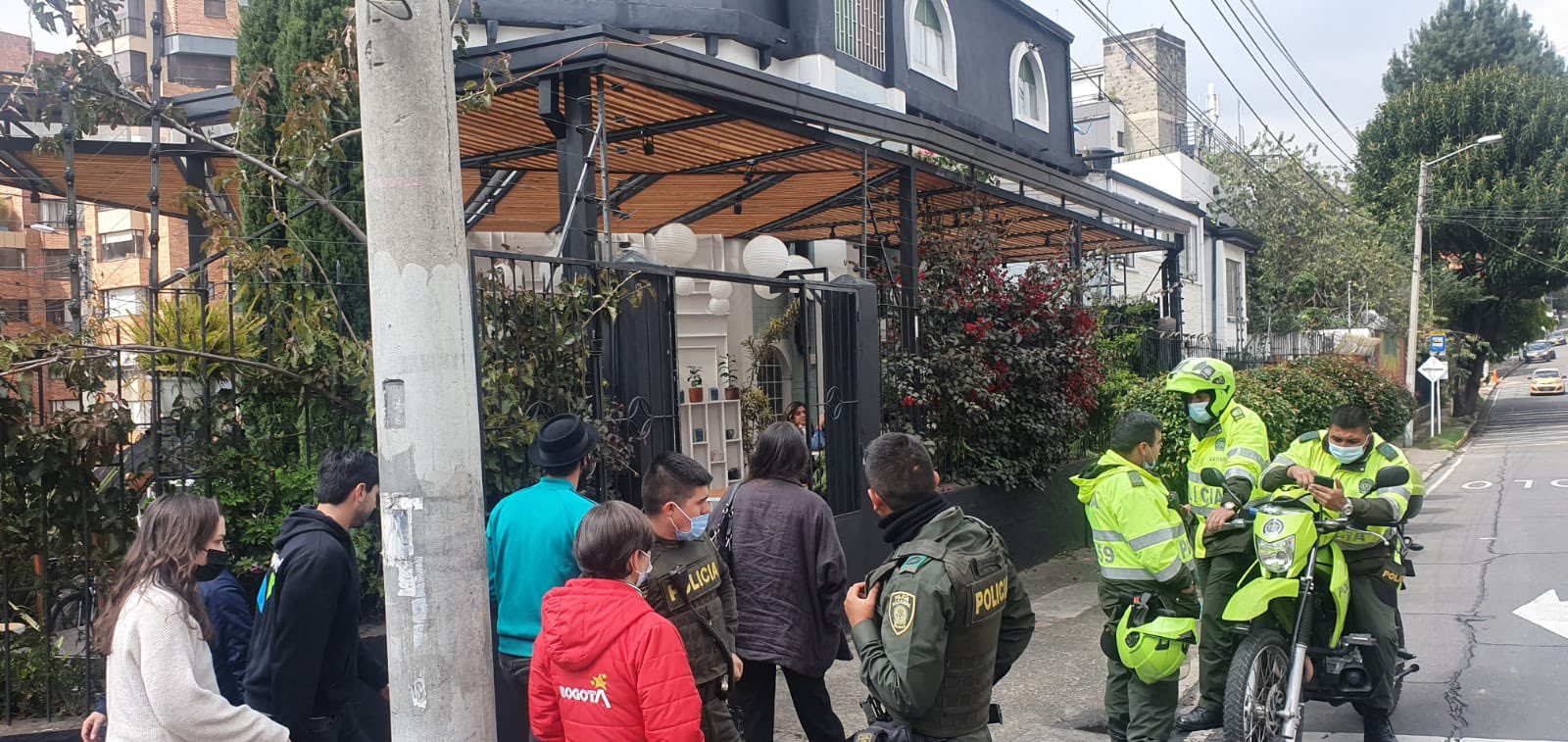 Un vehículo y una motocicleta estarían implicados en robo a restaurante en Chapinero