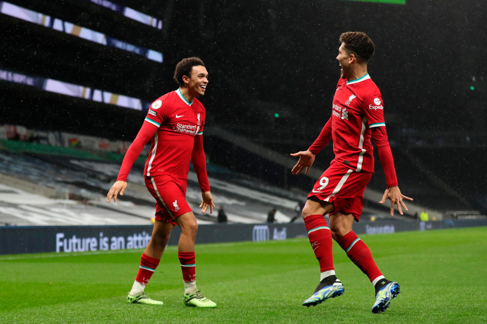 Alexander Arnold rescató al Liverpool ante el Aston Villa