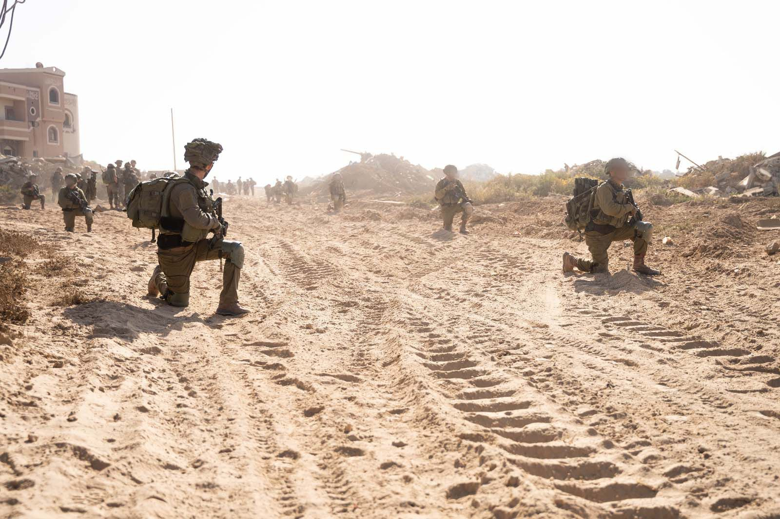 Jerusalén, 20 abr (EFE).- El Ejército de Israel atacó en las últimas 24 horas un lugar de lanzamiento de cohetes en el área de Beit Hanoun, en el norte de Gaza, desde donde se habían detectado ataques contra la localidad israelí de Sderot. En un comunicado castrense, las fuerzas armadas detallaron que durante todo el viernes, los aviones de combate de la Fuerza Aérea bombardearon "decenas de objetivos terroristas", como infraestructuras militares, complejos y supuestos milicianos armados. EFE/Ejército de Israel - SOLO USO EDITORIAL/SOLO DISPONIBLE PARA ILUSTRAR LA NOTICIA QUE ACOMPAÑA (CRÉDITO OBLIGATORIO) -