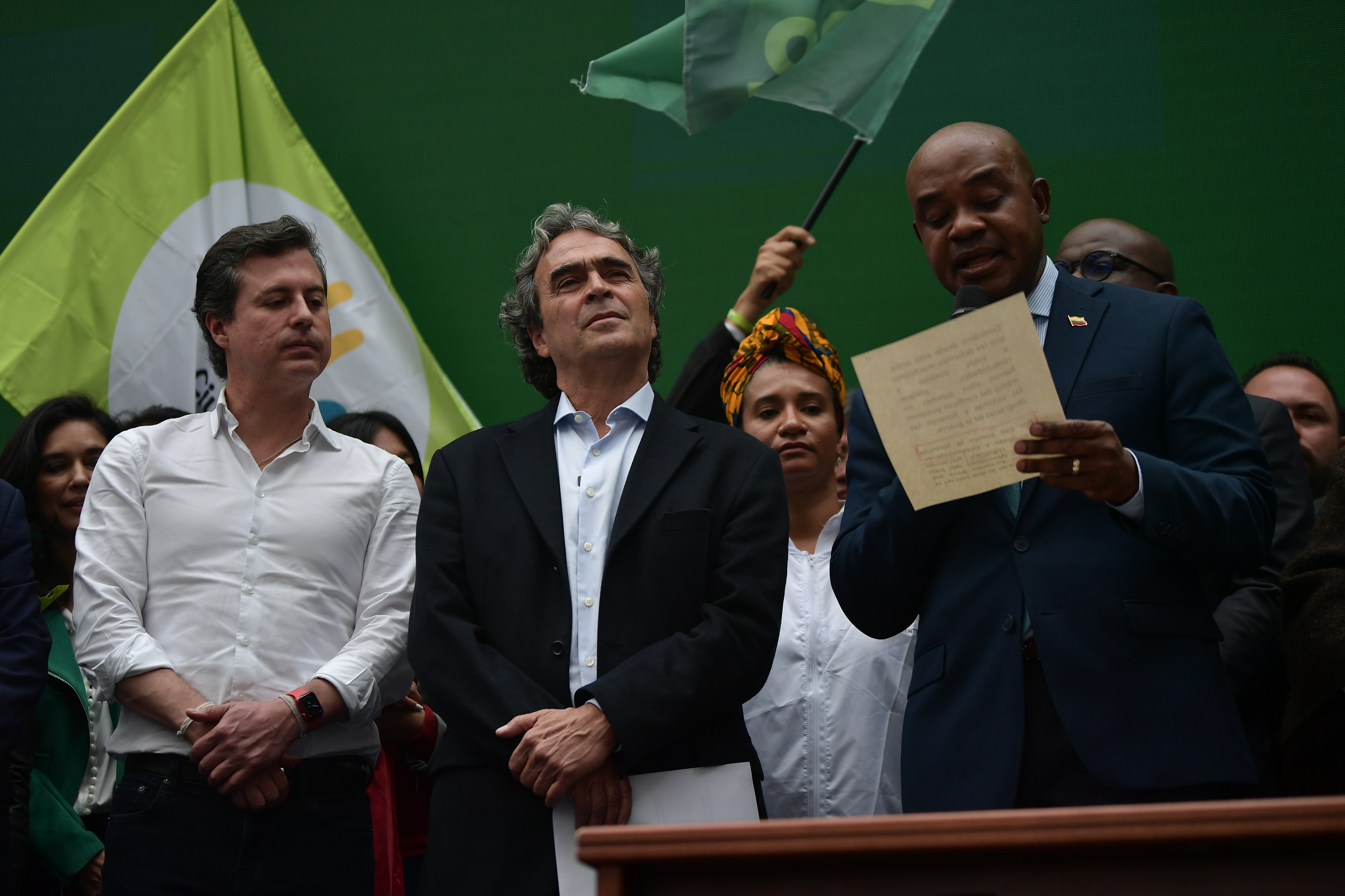 Candidato a la presidencia durante su inscripción de candidatura en compañía de su fórmula vicepresidencial Luis Gilberto Murillo