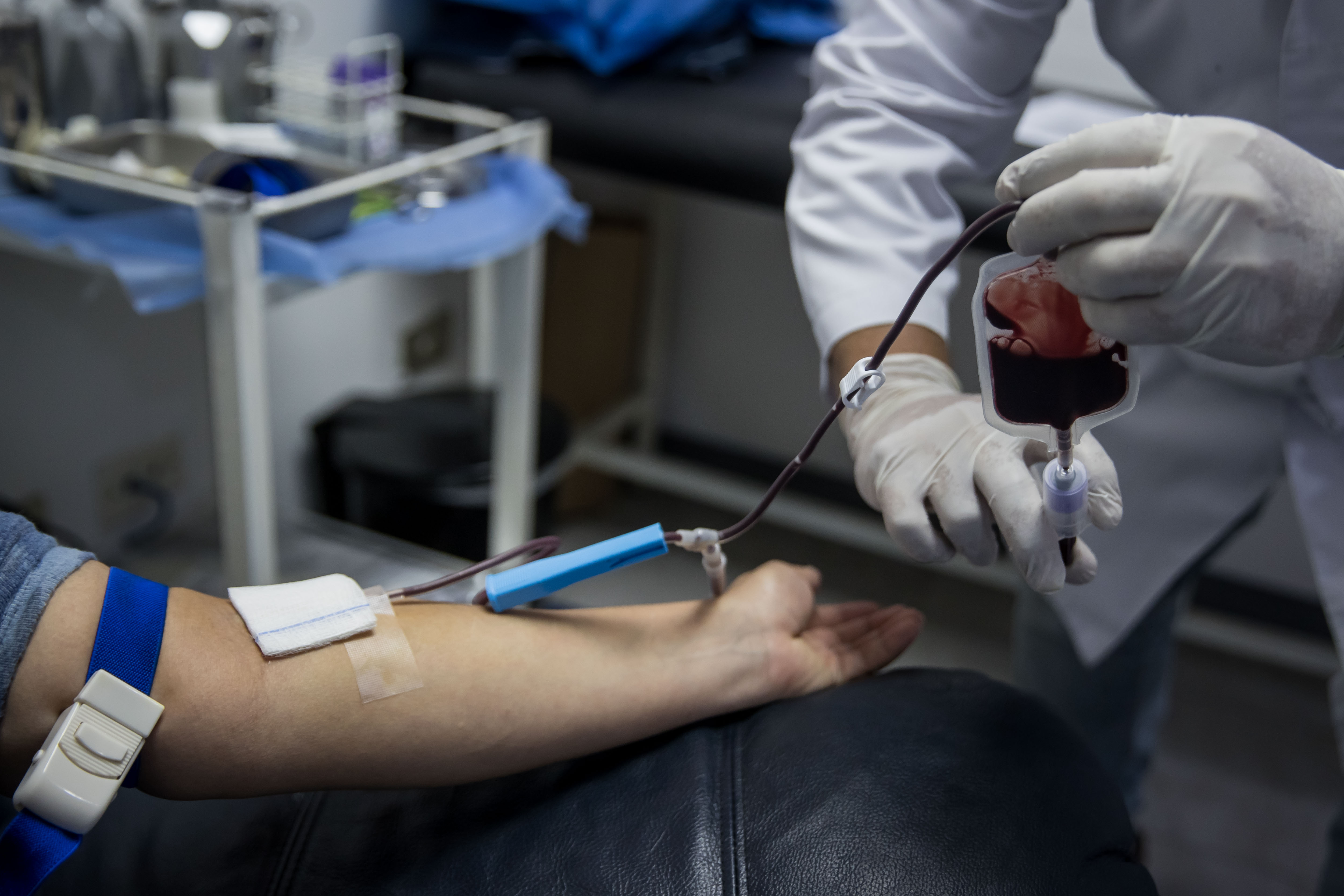 CARACAS (VENEZUELA) 14/06/2023 - Fotografía que muestra una donante voluntaria en un banco de sangre privado el 13 de junio de 2023, en Caracas (Venezuela). Solo el uno por ciento de las personas dona sangre de forma voluntaria en Venezuela, según estimaciones médicas, un índice que engloba la inoperatividad de los bancos, el riesgo que corren los pacientes que necesitan transfusiones y el veto no escrito, pero cumplido a rajatabla, que excluye a varones homosexuales en las listas de donantes. EFE/ Miguel Gutierrez