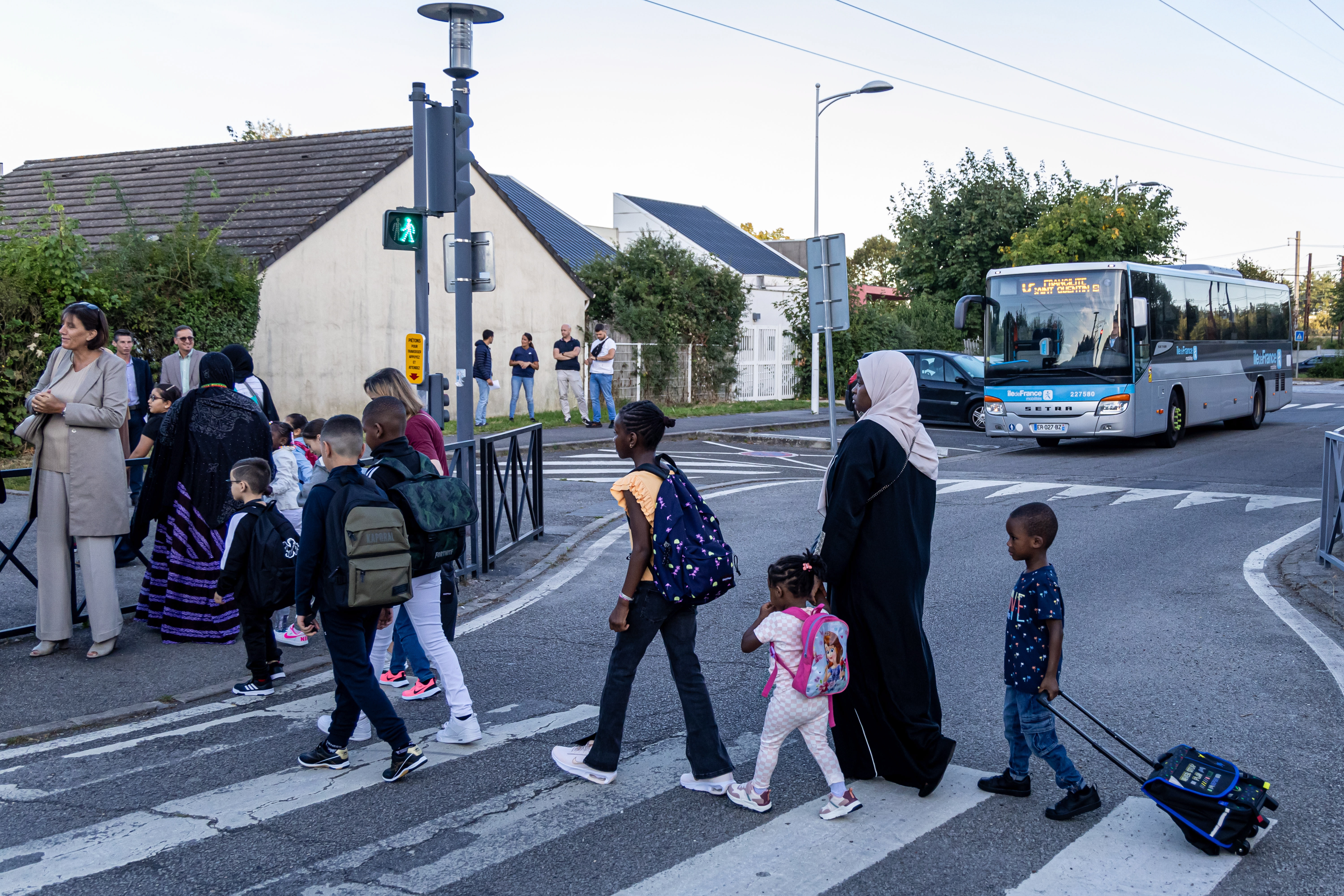 La Verriere (France), 04/09/2023.- Schoolchildren and parents arrive at the 'Bois de l'Etang' school for the start of the new school year in La Verriere, west of Paris, France, 04 September 2023. The elementary school of this Paris'Äô suburb was destroyed during the riots sparked by the death of a young man killed by a police officer during a traffic stop in June 2023. (Disturbios, Francia) EFE/EPA/CHRISTOPHE PETIT TESSON