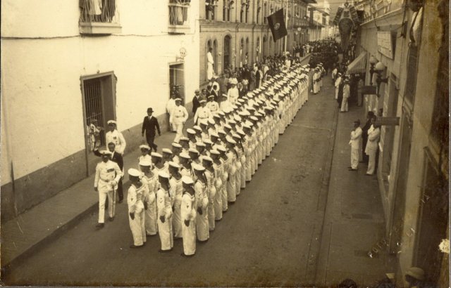 Parada de los marinos nazis en frente del consulado de Alemania en Colombia en Cali.