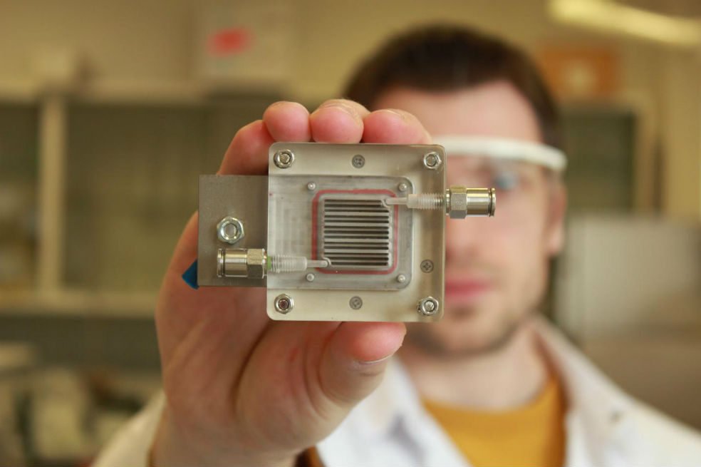 Un chip que limpia el aire y produce energía