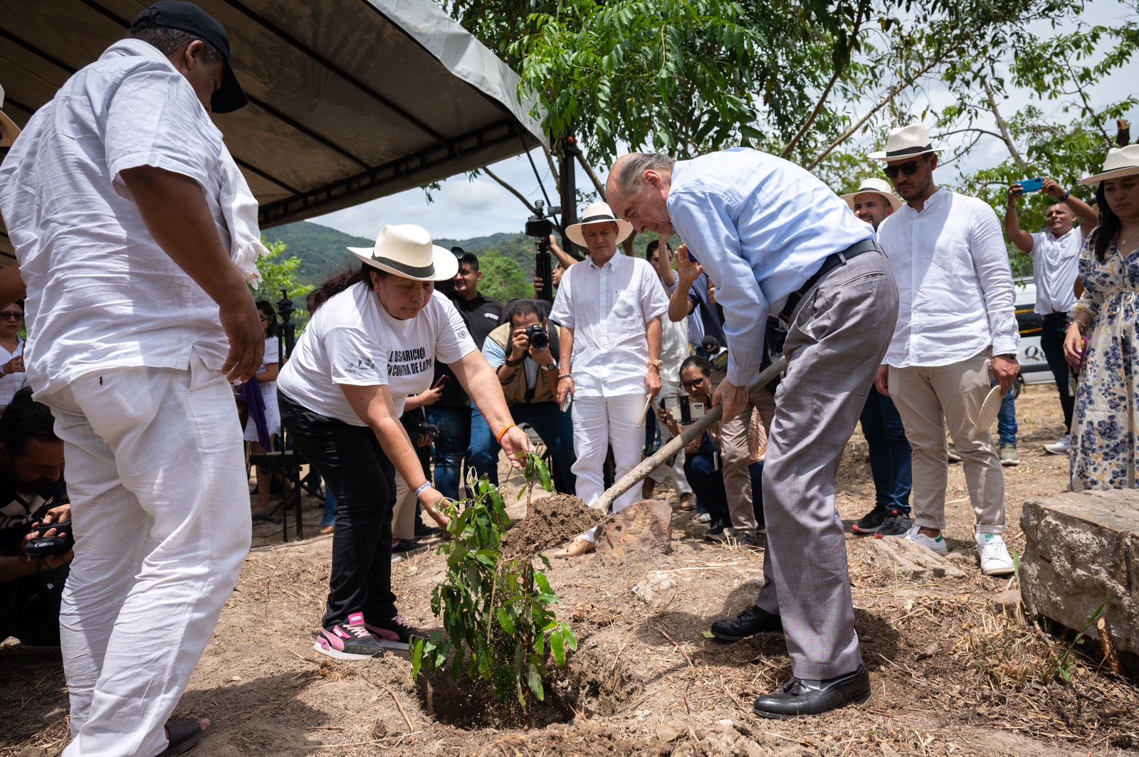 Álvaro Leyva durante el acto simbólico en que las víctimas sembraron un árbol en Juan Frio.