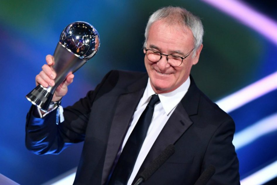 Claudio Ranieri sonríe tras recibir el premio como mejor entrenador del 2016 en la gala de "The Best". / AFP