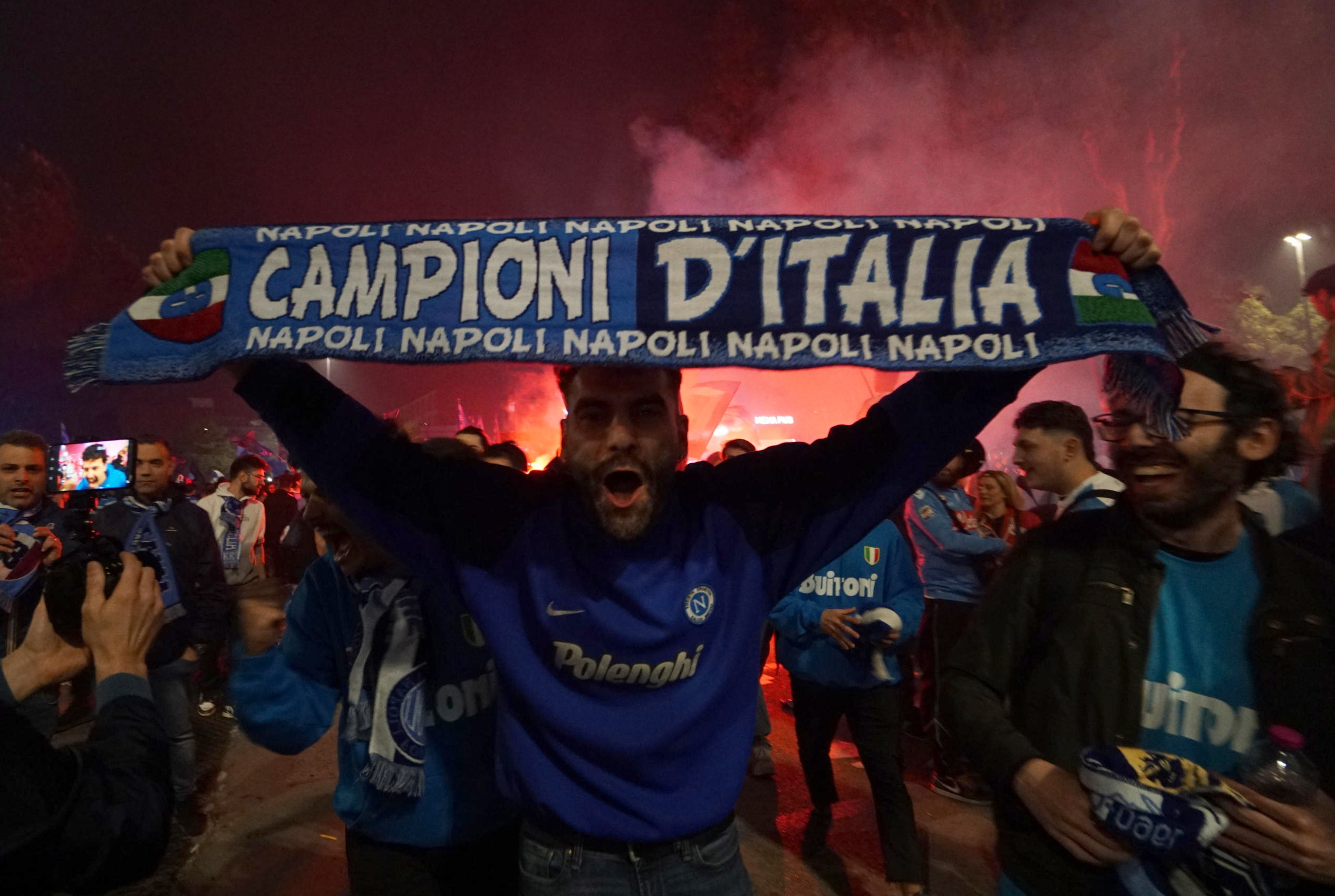 Naples (Italy), 04/05/2023.- SSC Napoli supporters celebrate following the Italian Serie A soccer Championship (Scudetto) match between Udinese Calcio and SSC Napoli in the centre of Naples, Italy, 04 May 2023. (Italia, Nápoles) EFE/EPA/CESARE ABBATE