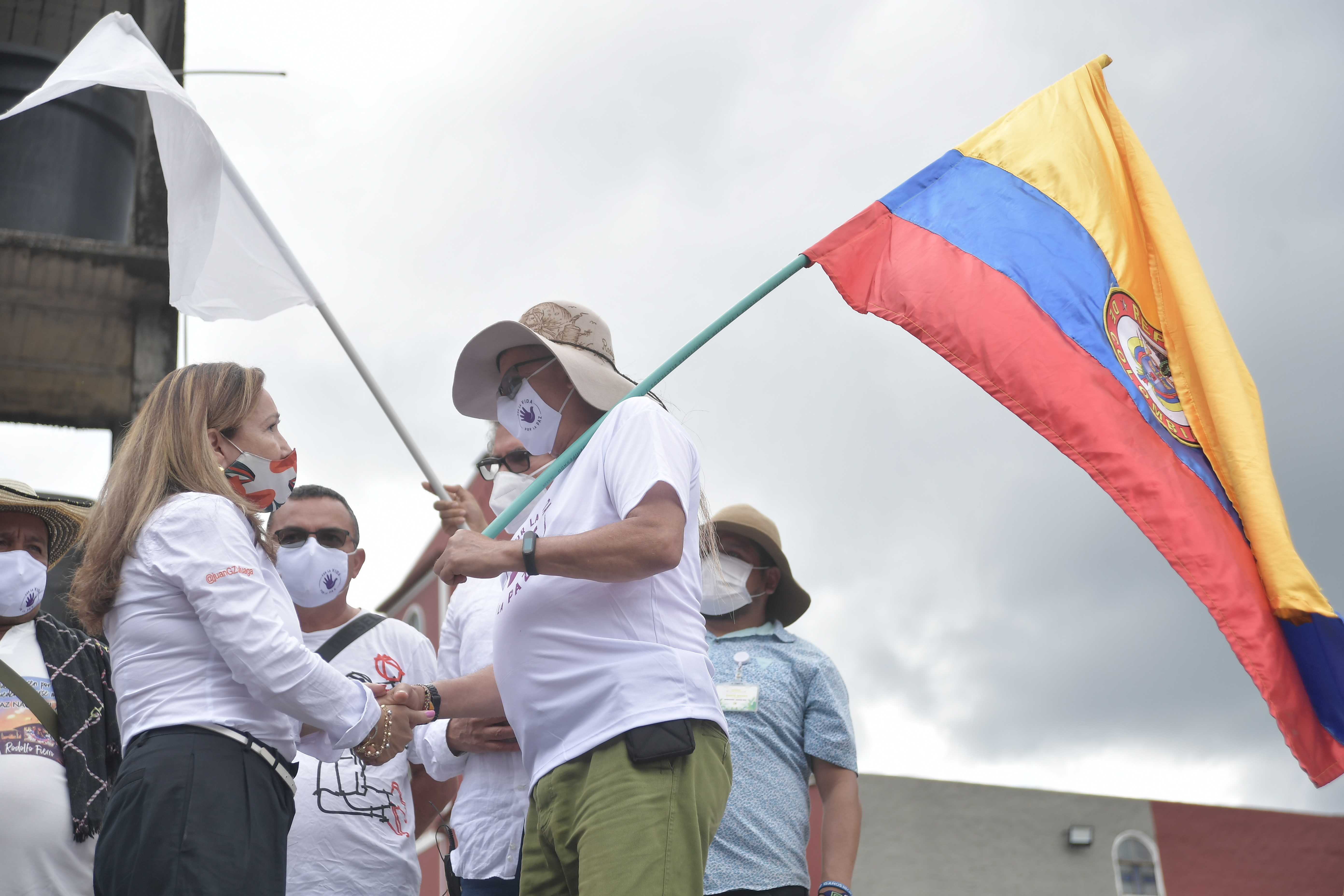 Víctima de las “pescas milagrosas" y Pastor Alape, excomandante de las FARC, durante el acto de perdón y reconciliación por las pescas milagrosas y secuestros colectivos que se ejecutaron en varias carreteras del país entre 1998 y 2002 (izq-der).