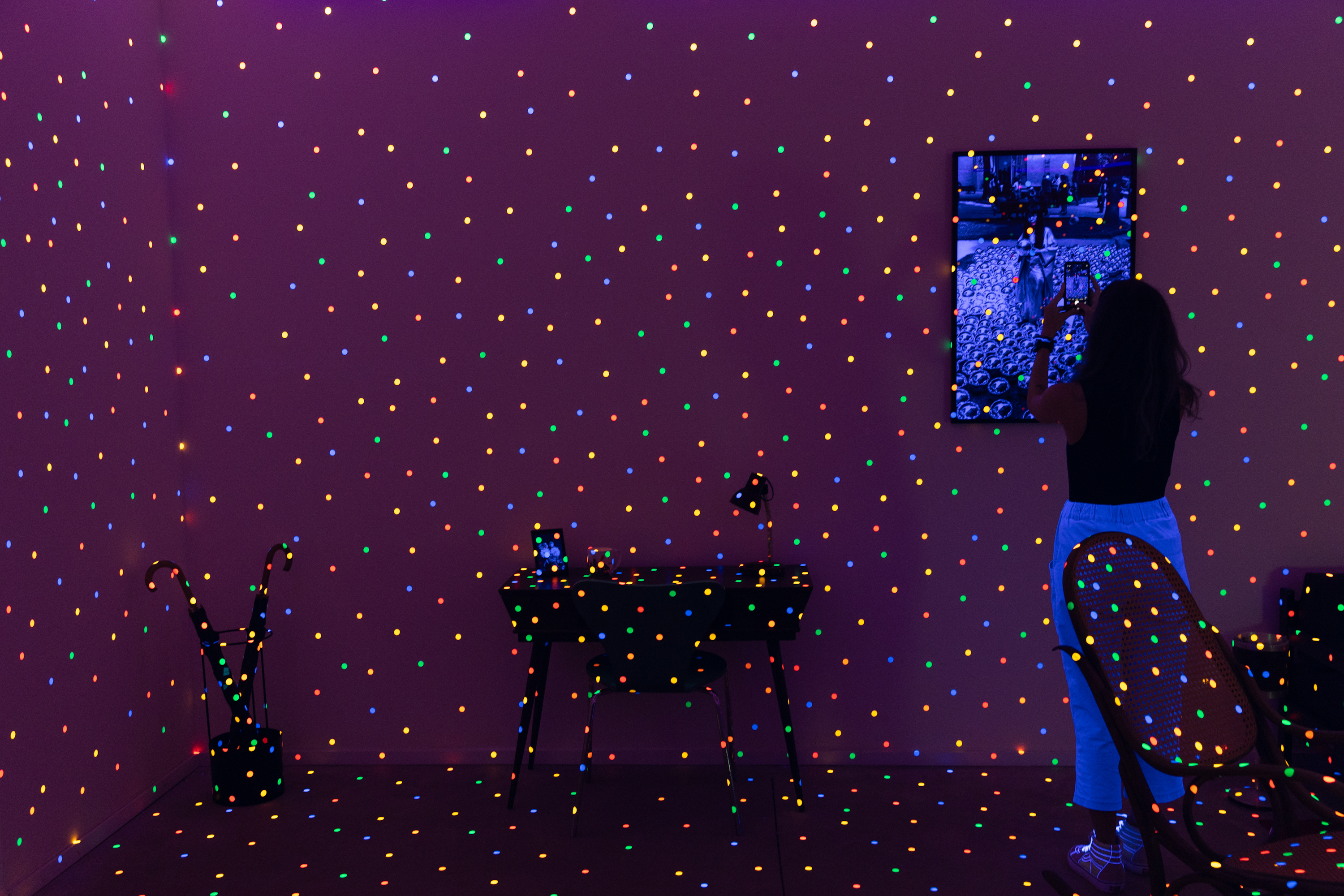 ACOMPAÑA CRÓNICA: BRASIL ARTE. AME2851. BRUMADINHO (BRASIL), 14/07/2023.- Fotografía de la obra I'm Here, But Nothing (2000), de la artista japonesa Yayoi Kusama, expuesta en una nueva galería dedicada a la artista en el Museo de Arte del Instituto Inhotima , el 13 de julio de 2023, en Brumadinho (Brasil). Los universos de la japonesa Yayoi Kusama, donde la multiplicidad, el infinito y el colorido son protagonistas, tendrán en Brasil un espacio permanente en Inhotim, el museo de arte contemporáneo al aire libre más grande de Latinoamérica y uno de los mayores del mundo en su estilo. EFE/ Isaac Fontana