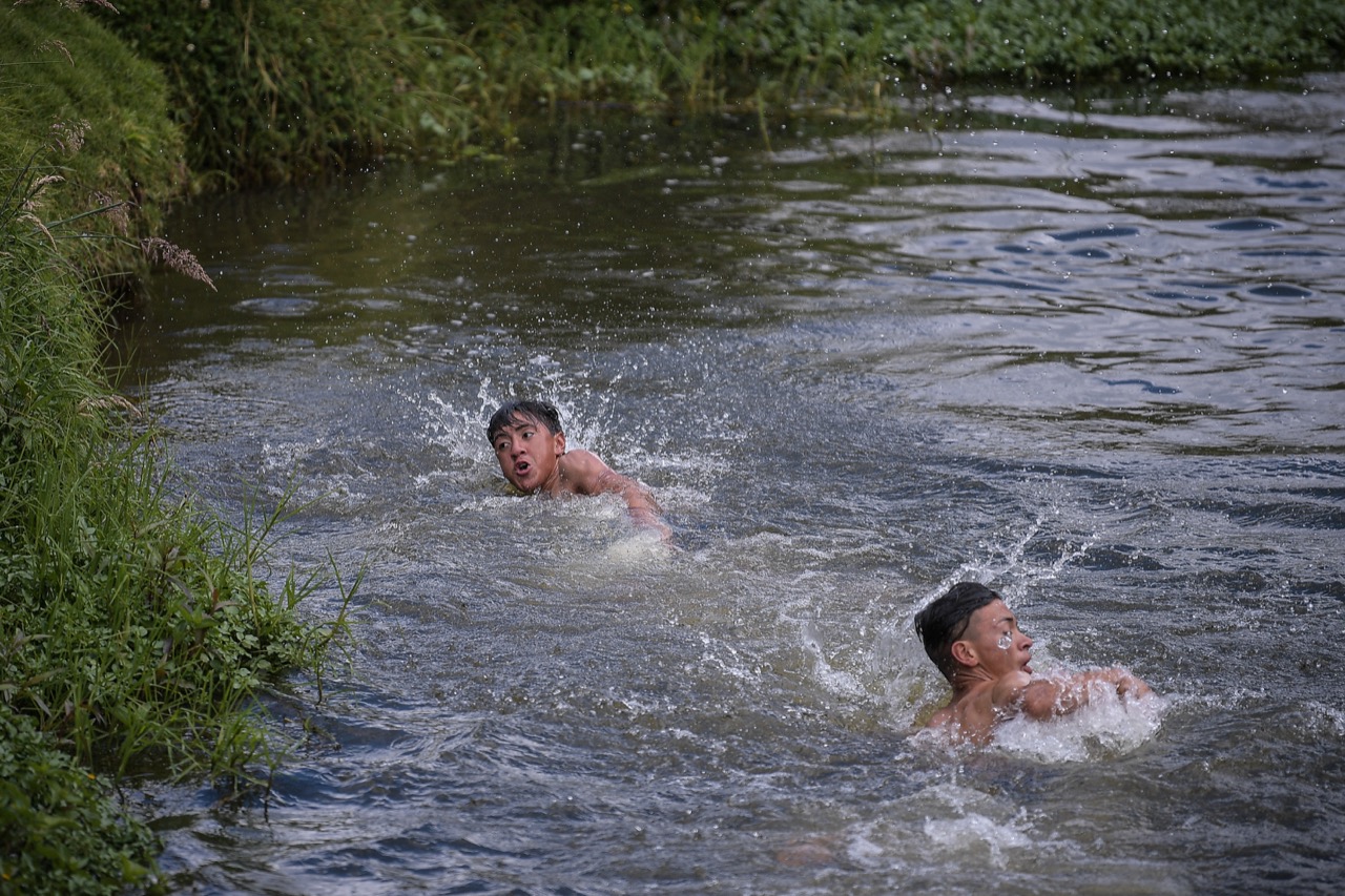 Niños bañándose en el Río Neusa
