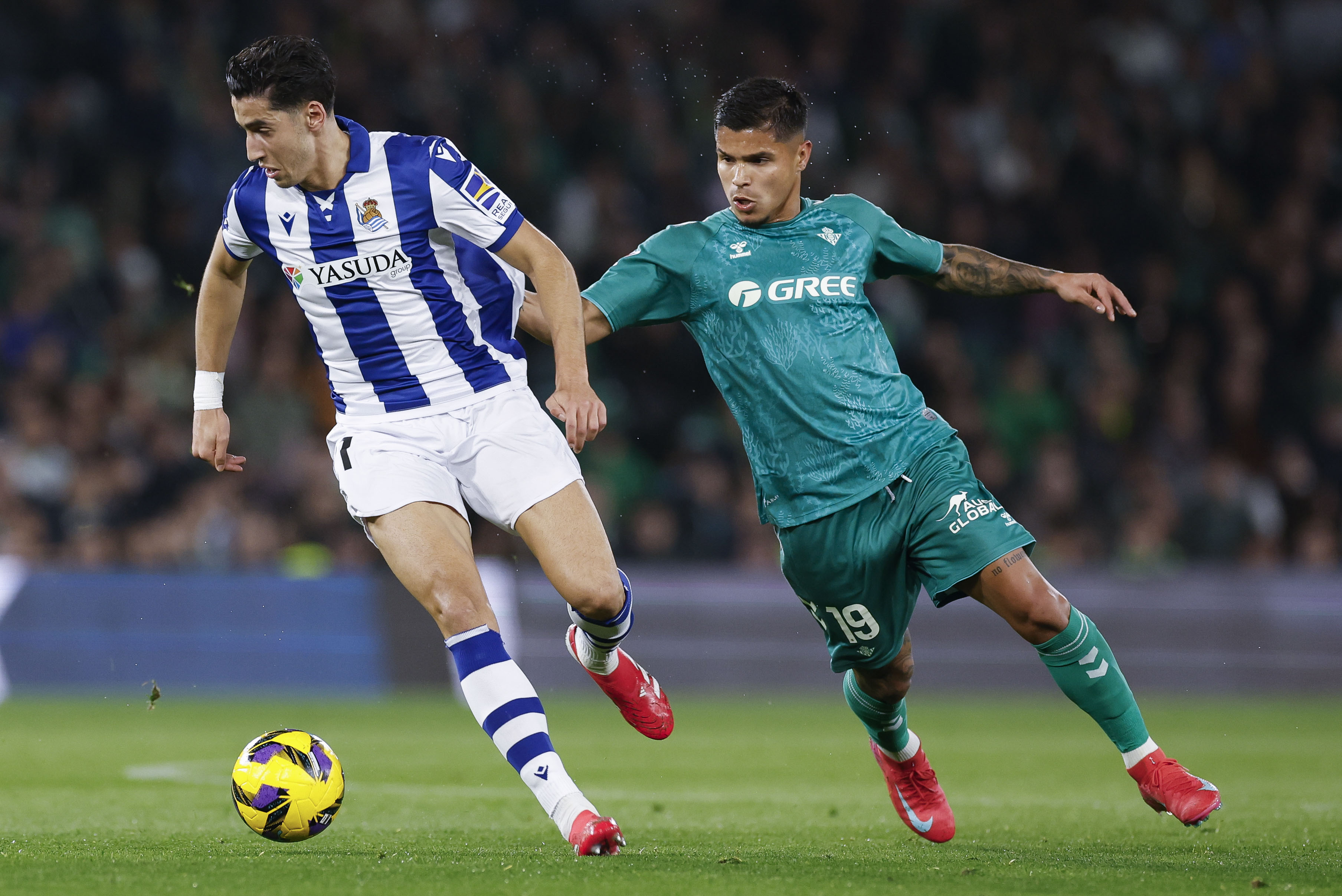 ‘Cucho’ Hernández debutó con el Real Betis en victoria sobre Real Sociedad