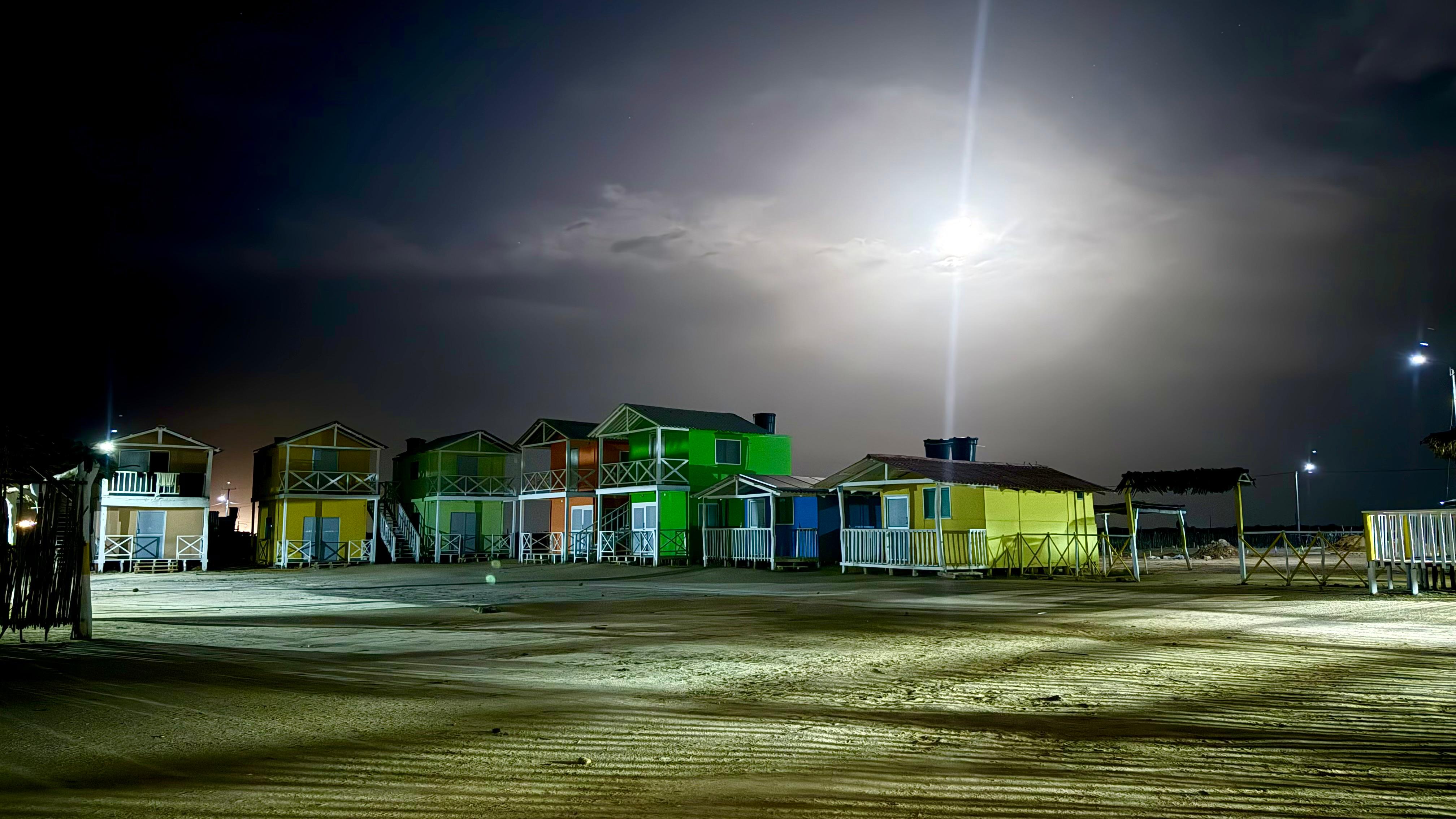 Las tranquilas playas, su aislamiento y la poca infraestructura hotelera masiva hacen de las playas de Mayapo un destino cargado de serenidad y belleza natural. Para escapar del bullicio de las grandes ciudades y de las aglomeraciones de los destinos más populares, este lugar se presenta como para brindar una experiencia más auténtica y cercana a la naturaleza.