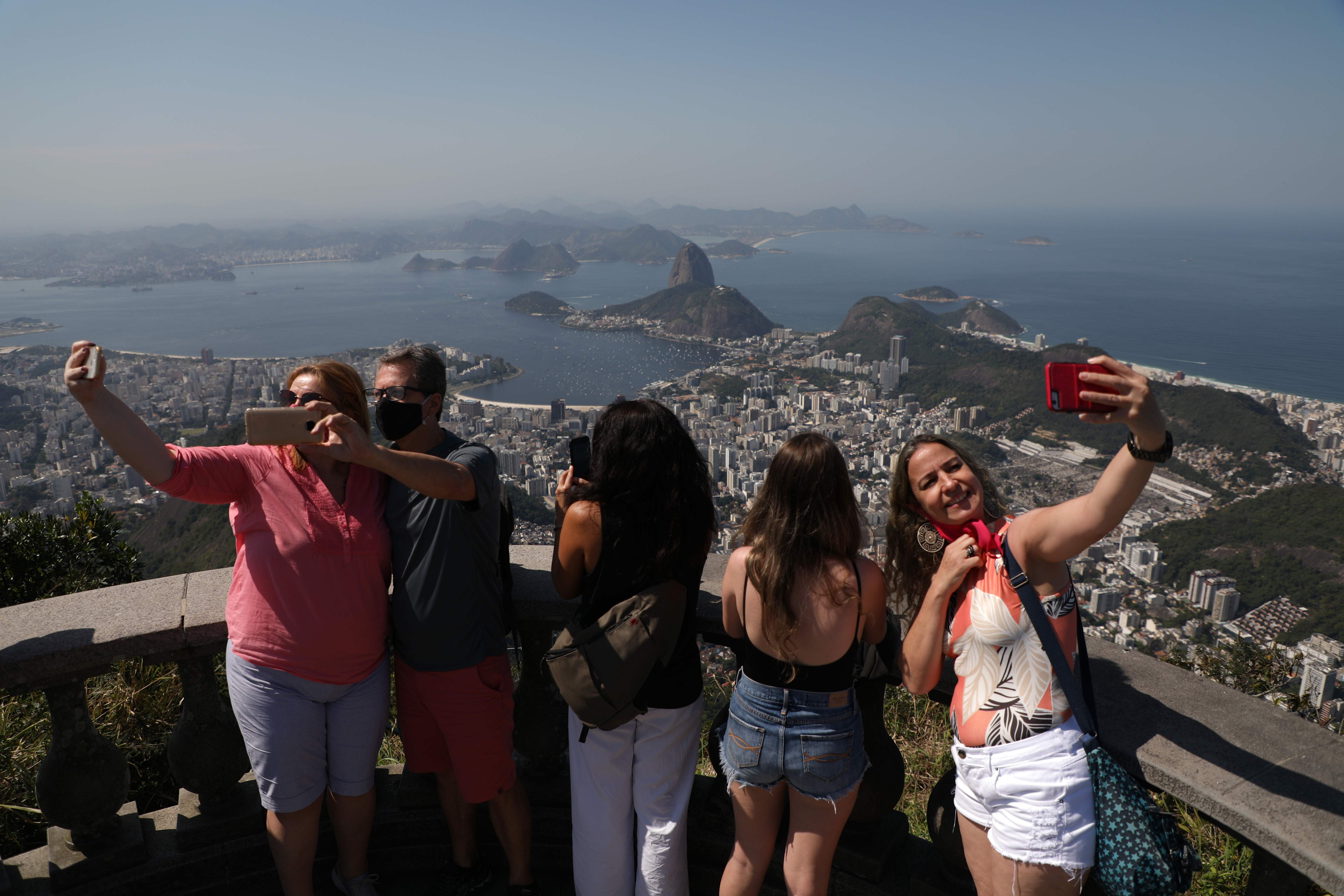 Ubicado en la cima del cerro Corcovado (710 metros de altitud) en el Parque Nacional da Tijuca, el santuario ofrece una vista panorámica de la ciudad y había suspendido las visitas en marzo, cuando fueron impuestas medidas de distanciamiento social para frenar el contagio del virus.