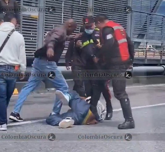 Ladrón con cuchillo intentó robar en TransMilenio y acabó golpeado por su víctima