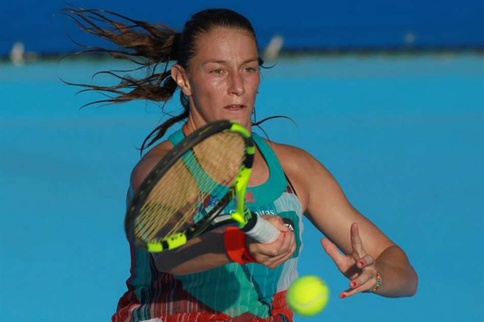 La tenista colombiana Mariana Duque devuelve una bola a la belga Alison Van Uyvanck. / EFE