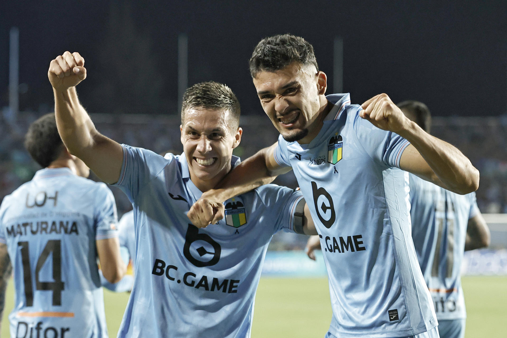 AME1004. RANCAGUA (CHILE), 07/04/2026.- Arnaldo Castillo (d) de O'Higgins celebra un gol este martes, durante un partido de la Copa Sudamericana entre O'Higgins y Millonarios en el estadio Codelco El Teniente, en Rancagua (Chile). EFE/ Osvaldo Villarroel